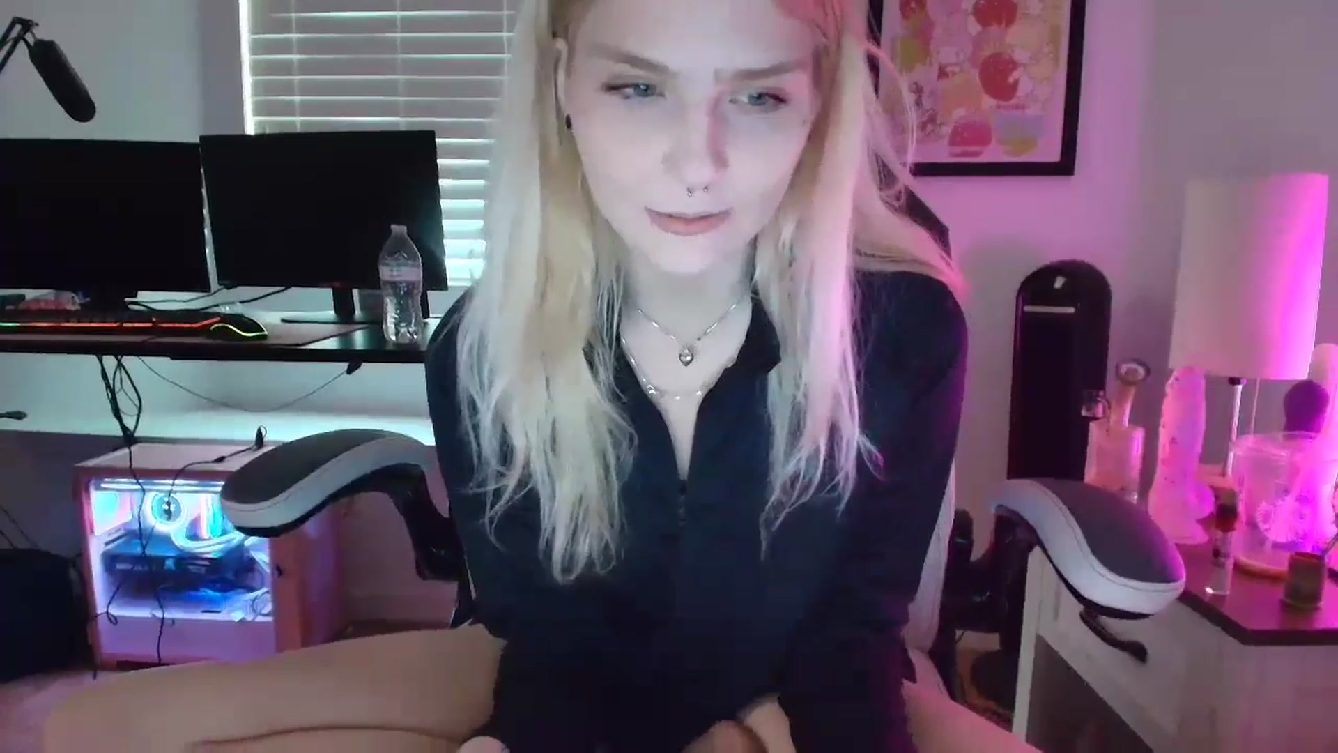 Gallery image thumbnail from DuckChan0's myfreecams stream on, 04/15/2025, 15:21 image 3 of 20