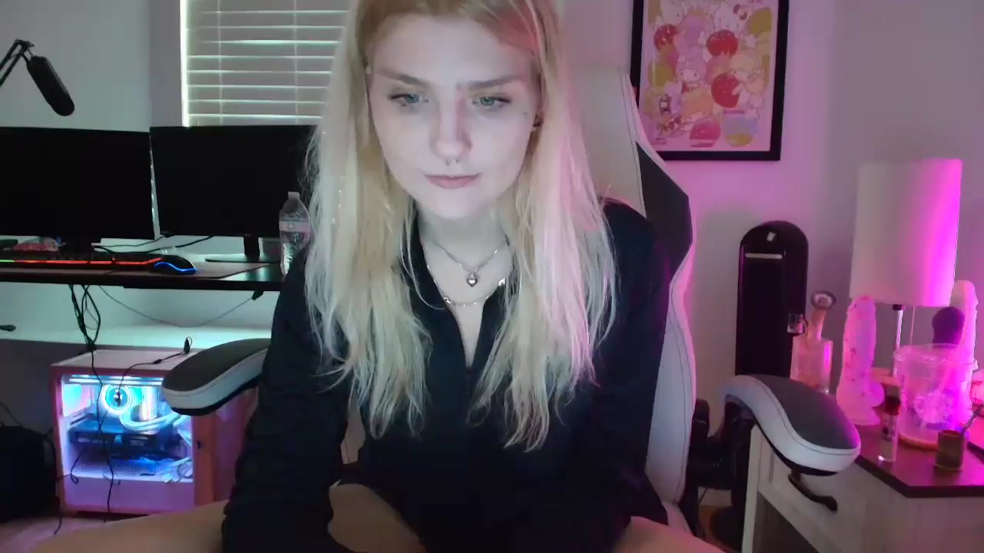 Gallery image thumbnail from DuckChan0's myfreecams stream on, 04/15/2025, 15:21 image 5 of 20