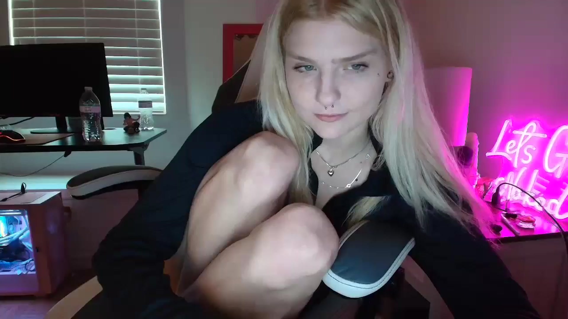 Gallery image thumbnail from DuckChan0's myfreecams stream on, 04/15/2025, 15:21 image 7 of 20