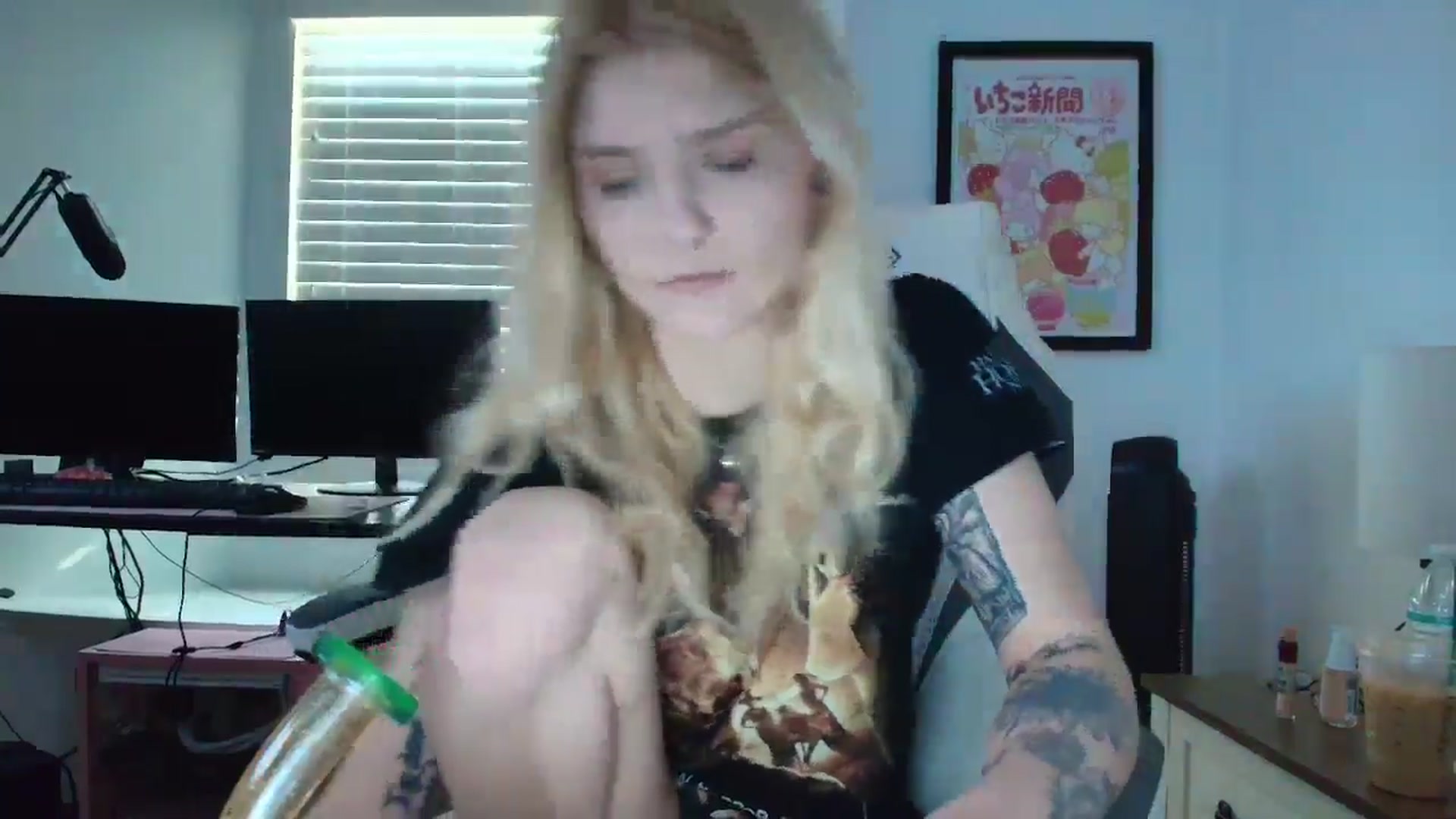 Gallery image thumbnail from DuckChan0's myfreecams stream on, 04/16/2025, 13:17 image 15 of 20
