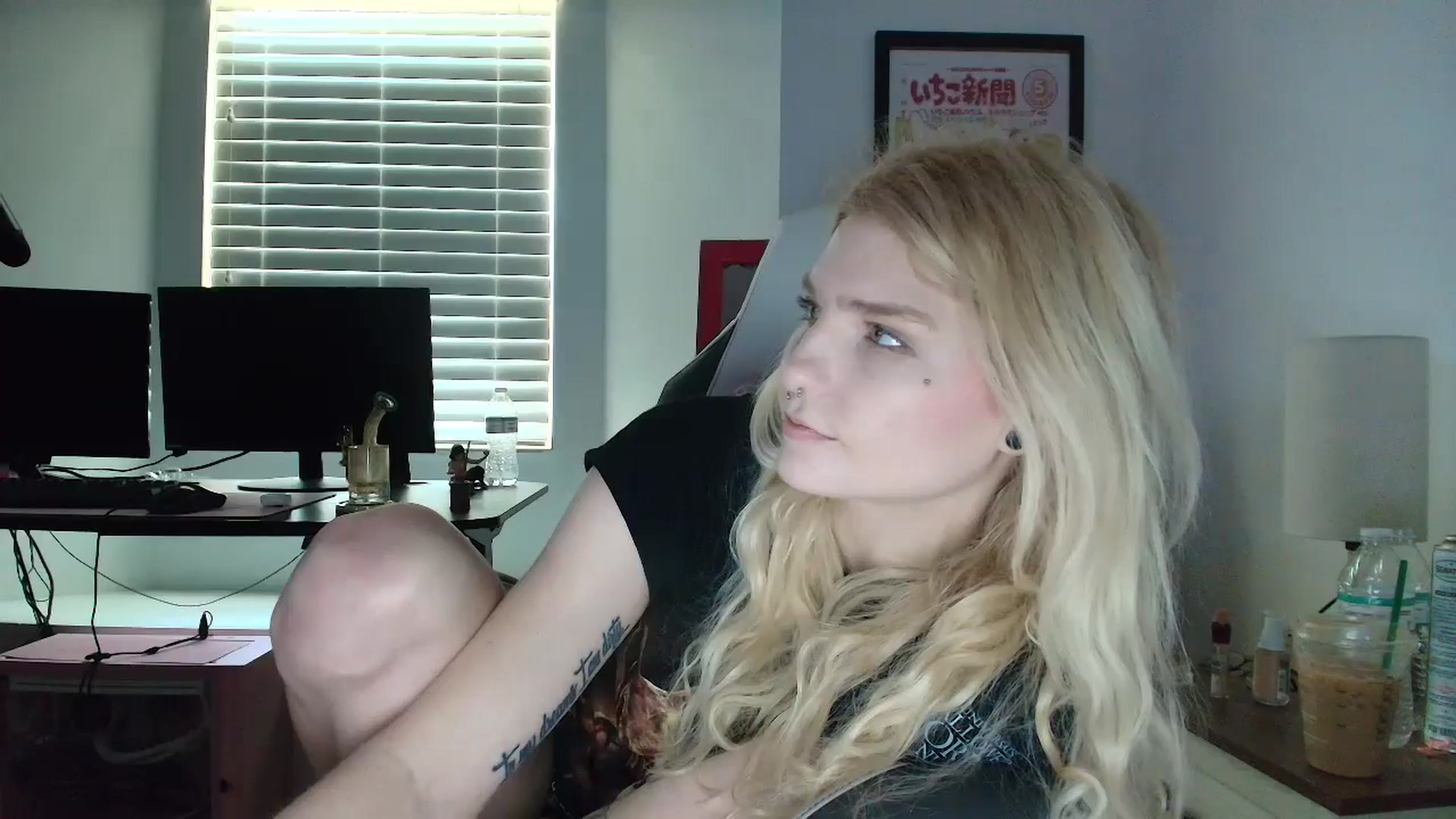 Gallery image thumbnail from DuckChan0's myfreecams stream on, 04/16/2025, 13:17 image 18 of 20
