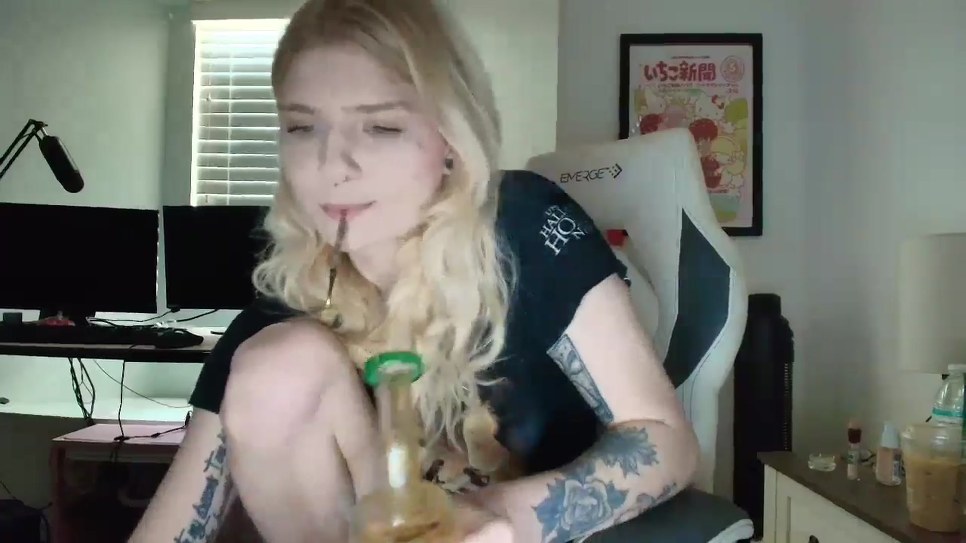 Gallery image thumbnail from DuckChan0's myfreecams stream on, 04/16/2025, 13:17 image 16 of 20