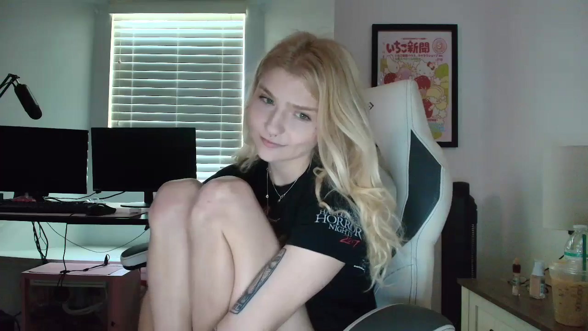 Gallery image thumbnail from DuckChan0's myfreecams stream on, 04/16/2025, 13:17 image 12 of 20