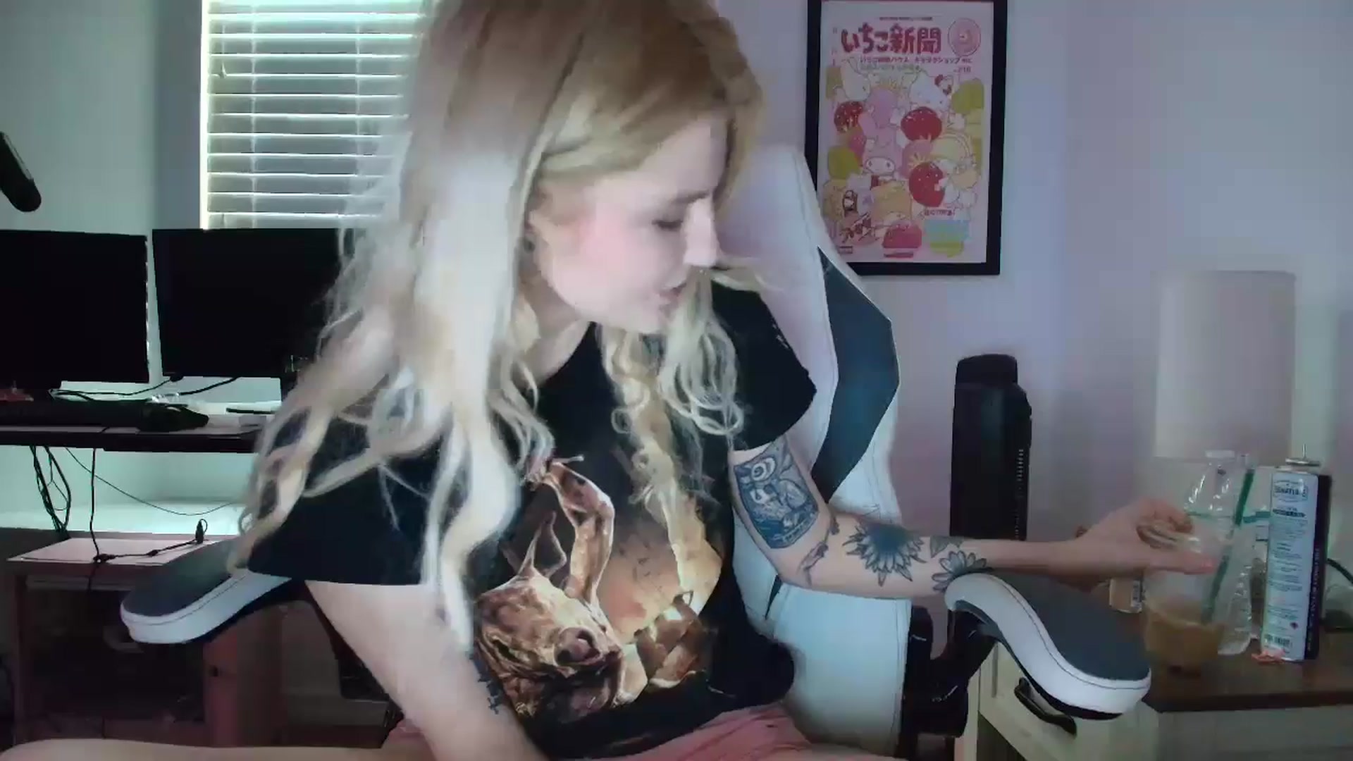 Gallery image thumbnail from DuckChan0's myfreecams stream on, 04/16/2025, 14:17 image 9 of 20