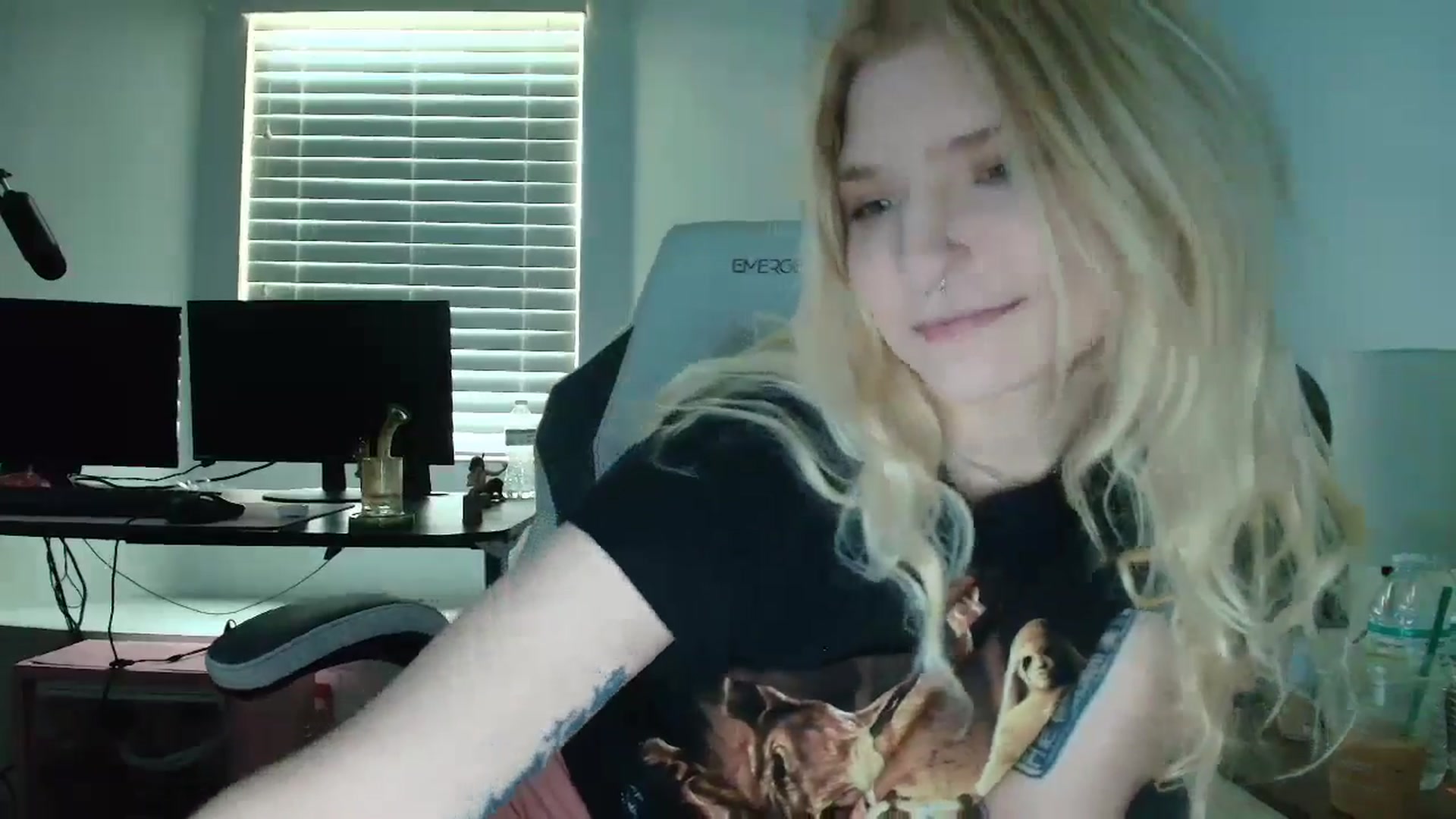 Gallery image thumbnail from DuckChan0's myfreecams stream on, 04/16/2025, 14:17 image 3 of 20