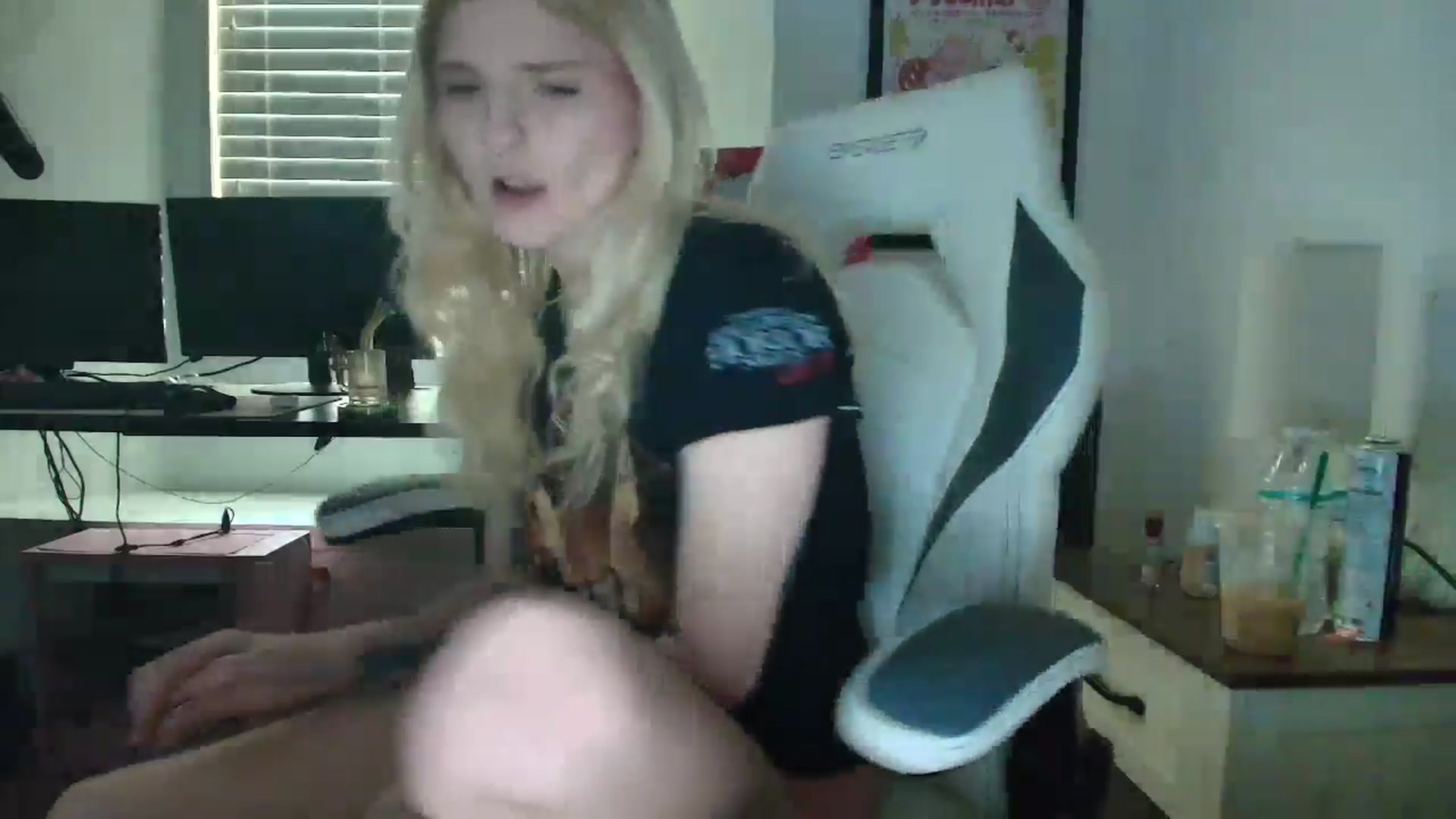 Gallery image thumbnail from DuckChan0's myfreecams stream on, 04/16/2025, 14:17 image 7 of 20