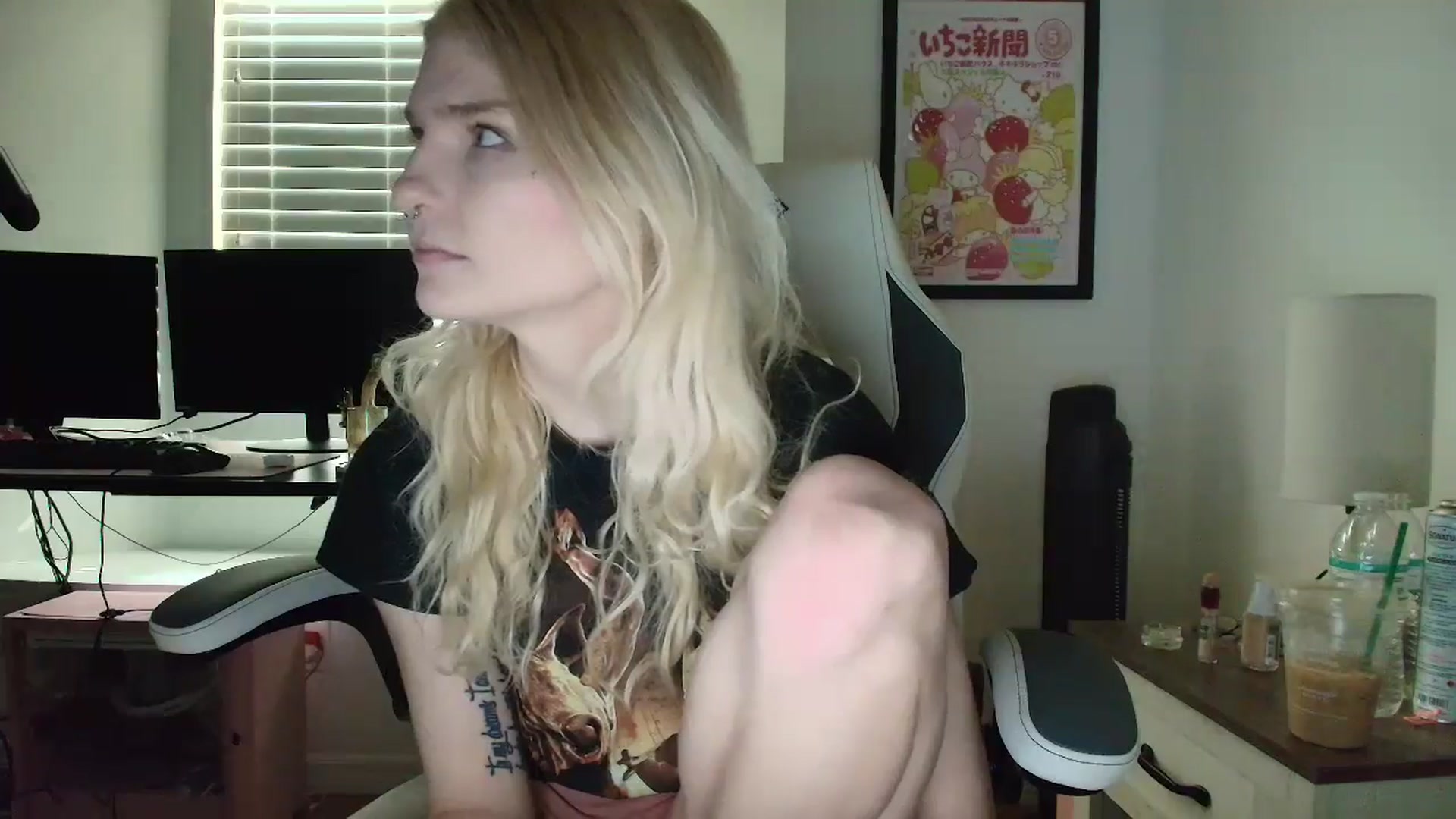 Gallery image thumbnail from DuckChan0's myfreecams stream on, 04/16/2025, 14:17 image 4 of 20
