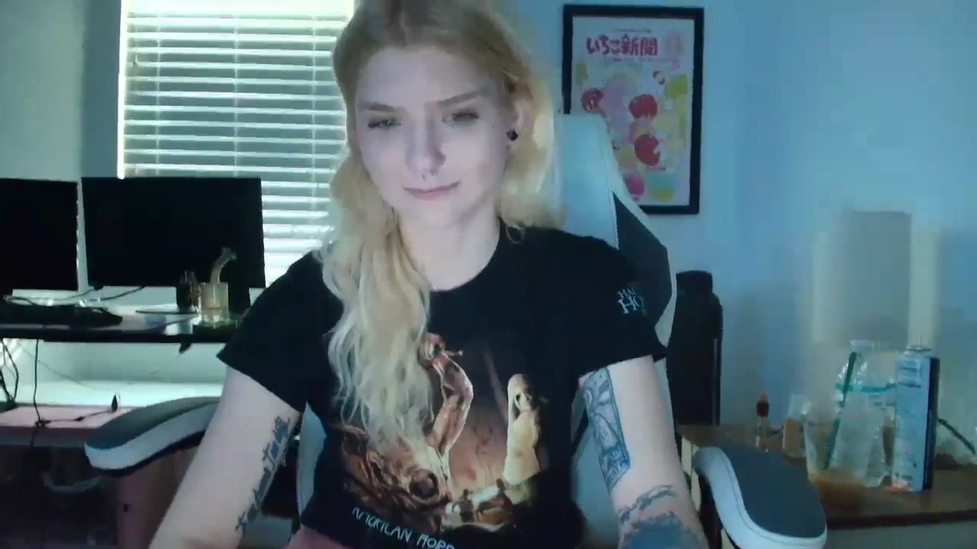 Gallery image thumbnail from DuckChan0's myfreecams stream on, 04/16/2025, 14:17 image 15 of 20