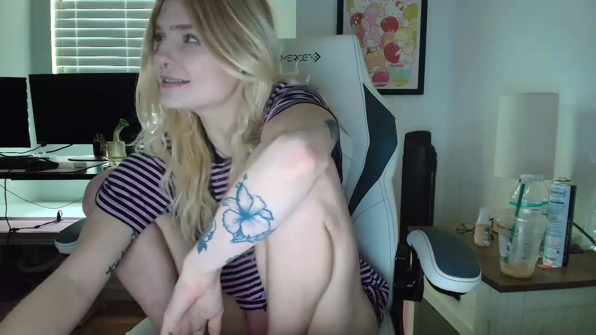 Gallery image thumbnail from DuckChan0's myfreecams stream on, 04/16/2025, 15:06 image 12 of 20