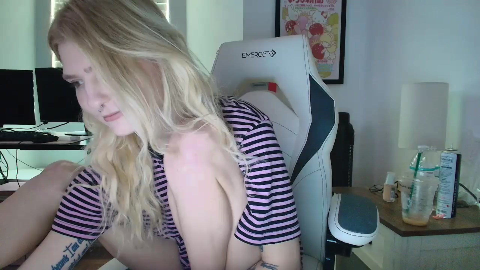 Gallery image thumbnail from DuckChan0's myfreecams stream on, 04/16/2025, 15:06 image 4 of 20