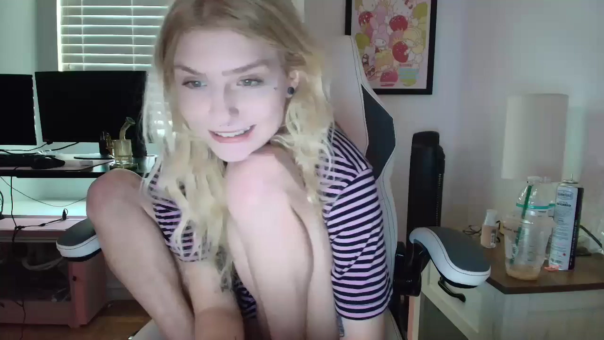 Gallery image thumbnail from DuckChan0's myfreecams stream on, 04/16/2025, 15:06 image 14 of 20