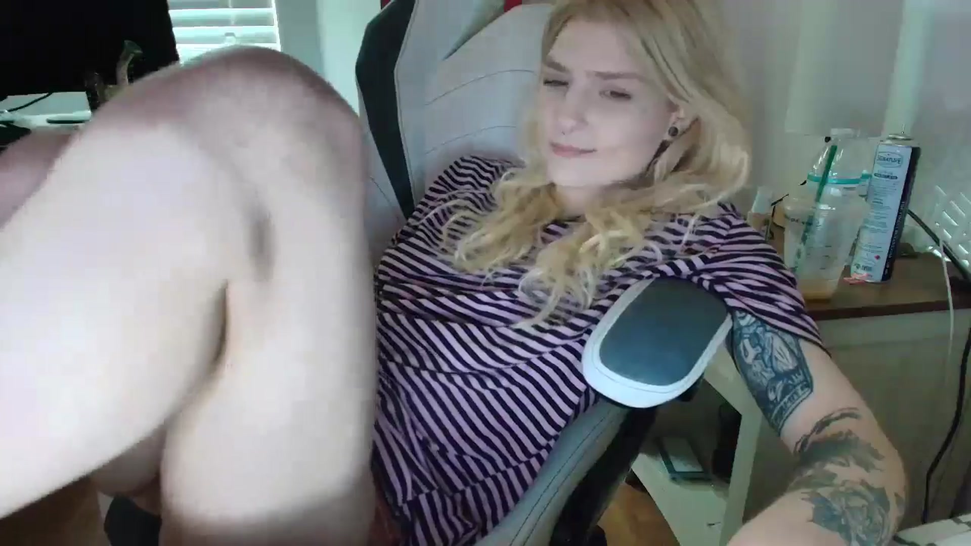 Gallery image thumbnail from DuckChan0's myfreecams stream on, 04/16/2025, 15:06 image 8 of 20