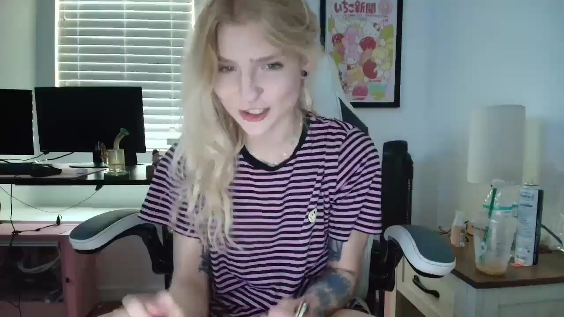 Gallery image thumbnail from DuckChan0's myfreecams stream on, 04/16/2025, 15:06 image 1 of 20