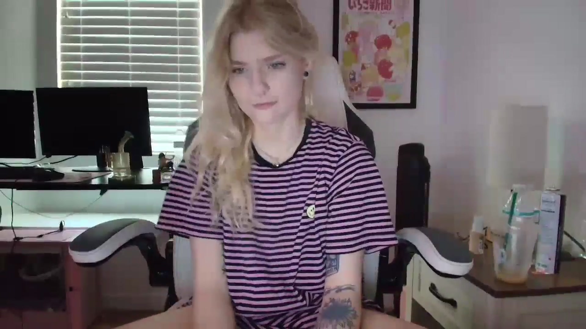 Gallery image thumbnail from DuckChan0's myfreecams stream on, 04/16/2025, 15:06 image 2 of 20