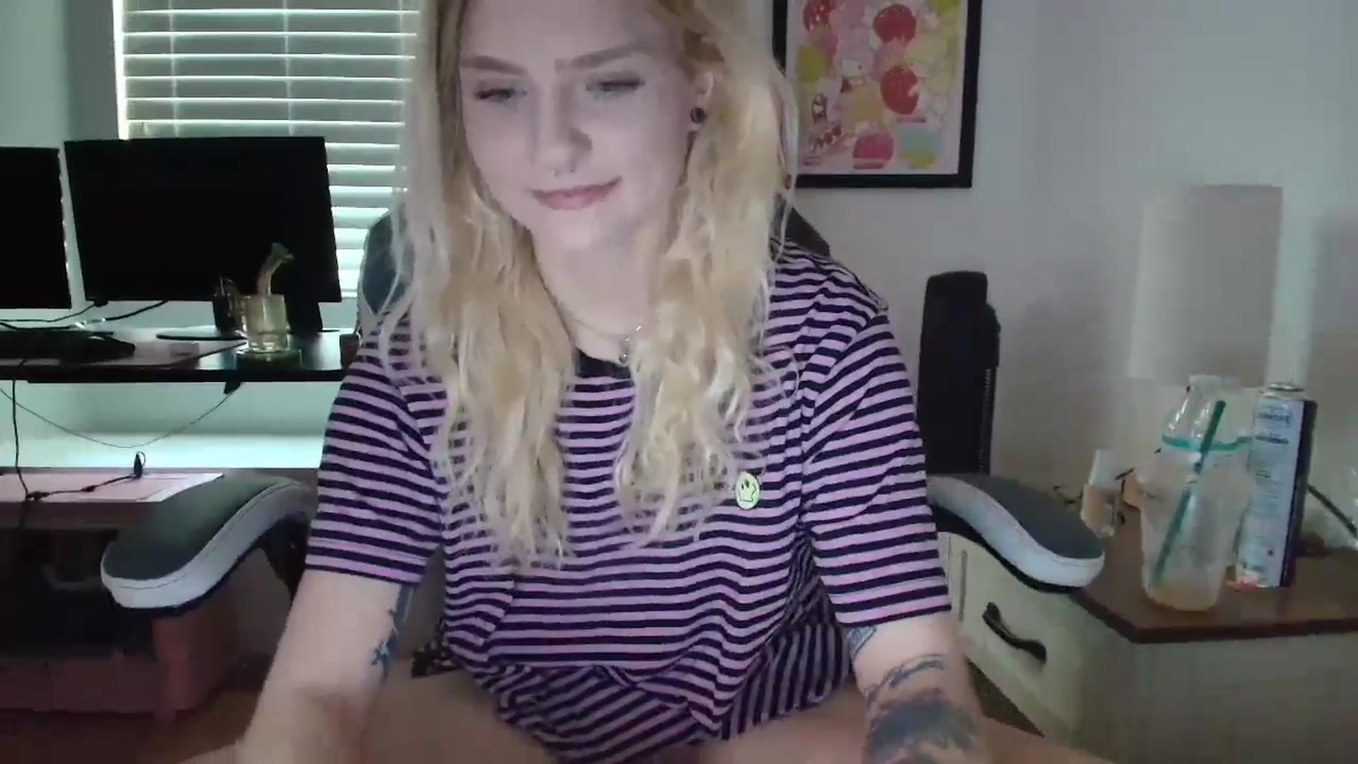 Gallery image thumbnail from DuckChan0's myfreecams stream on, 04/16/2025, 15:06 image 17 of 20