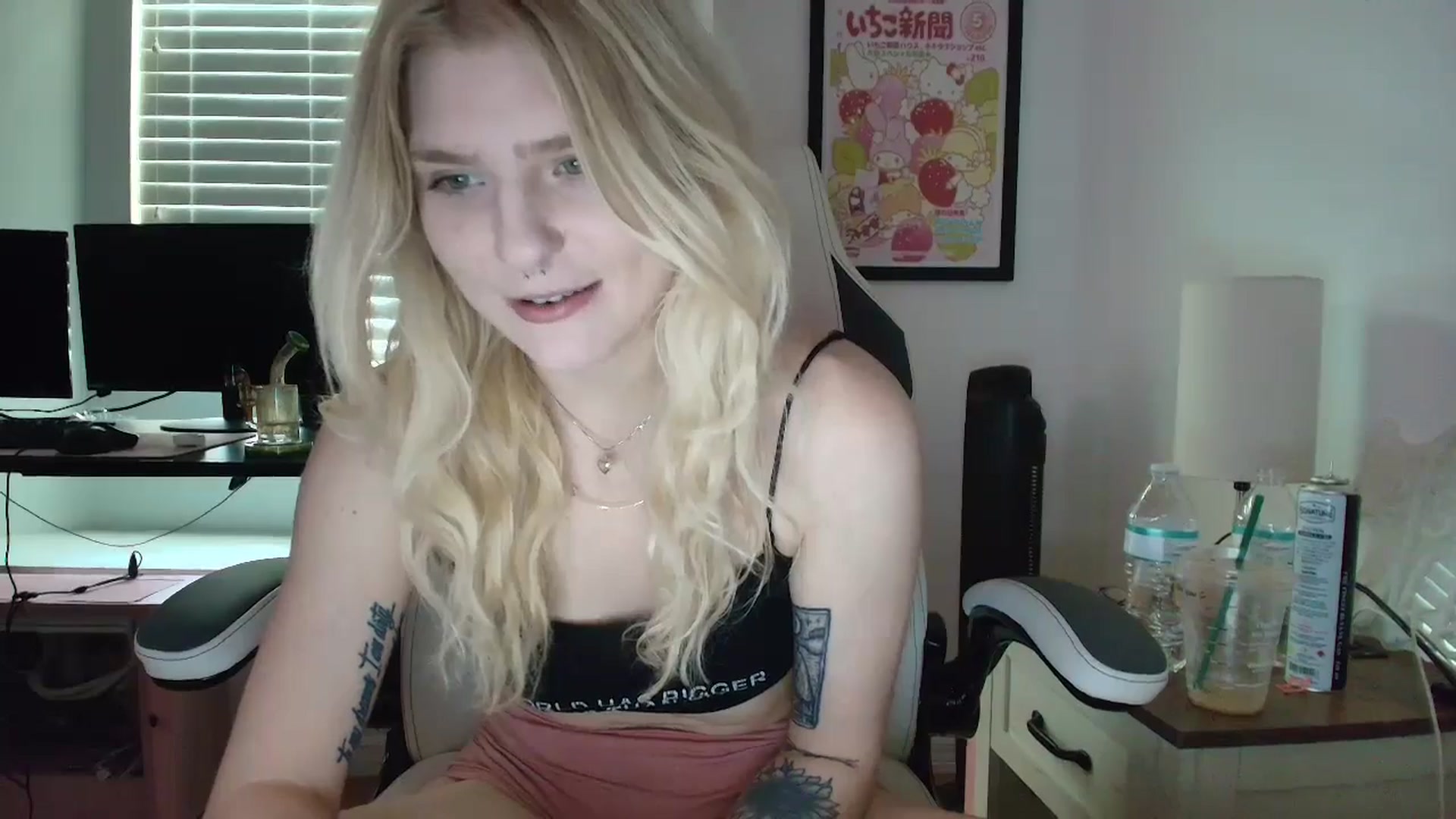 Gallery image thumbnail from DuckChan0's myfreecams stream on, 04/16/2025, 15:40 image 6 of 20