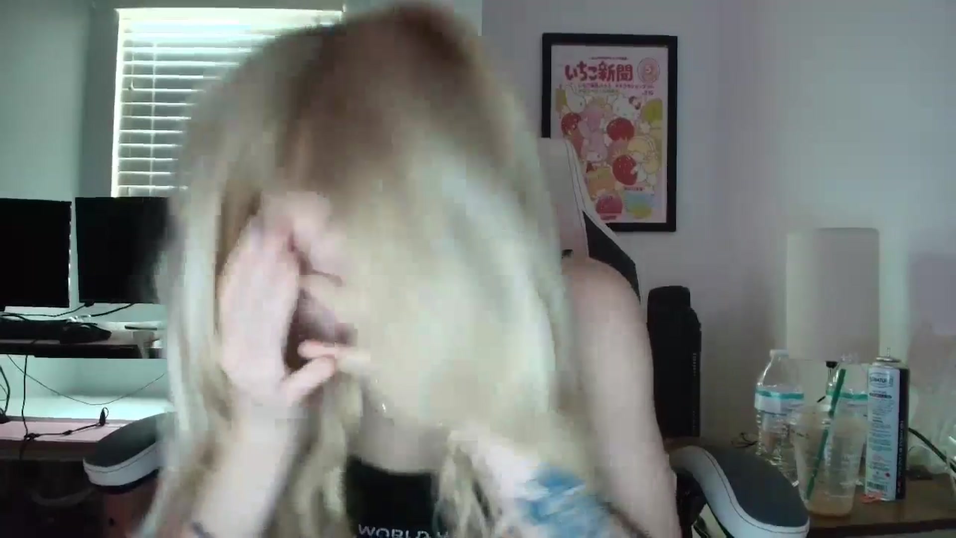 Gallery image thumbnail from DuckChan0's myfreecams stream on, 04/16/2025, 15:40 image 11 of 20