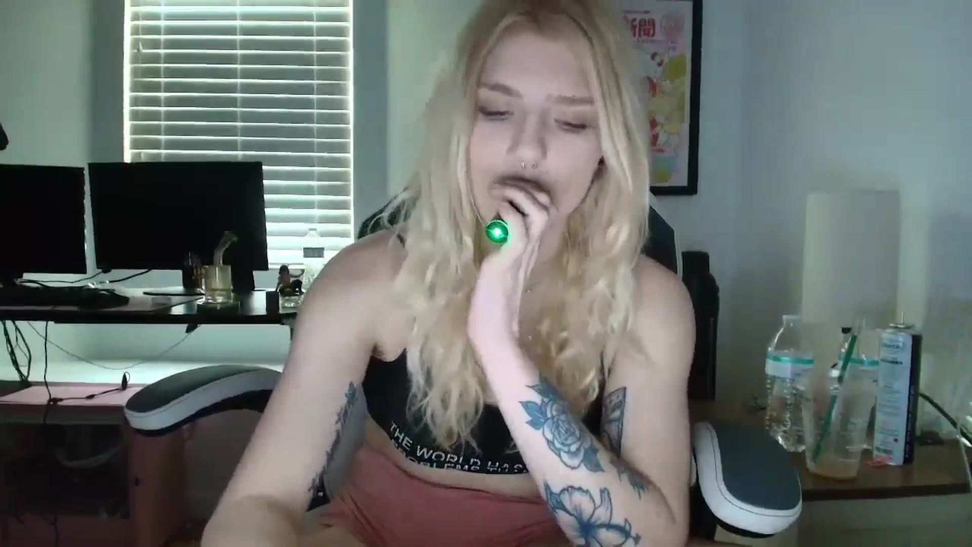 Gallery image thumbnail from DuckChan0's myfreecams stream on, 04/16/2025, 15:40 image 12 of 20