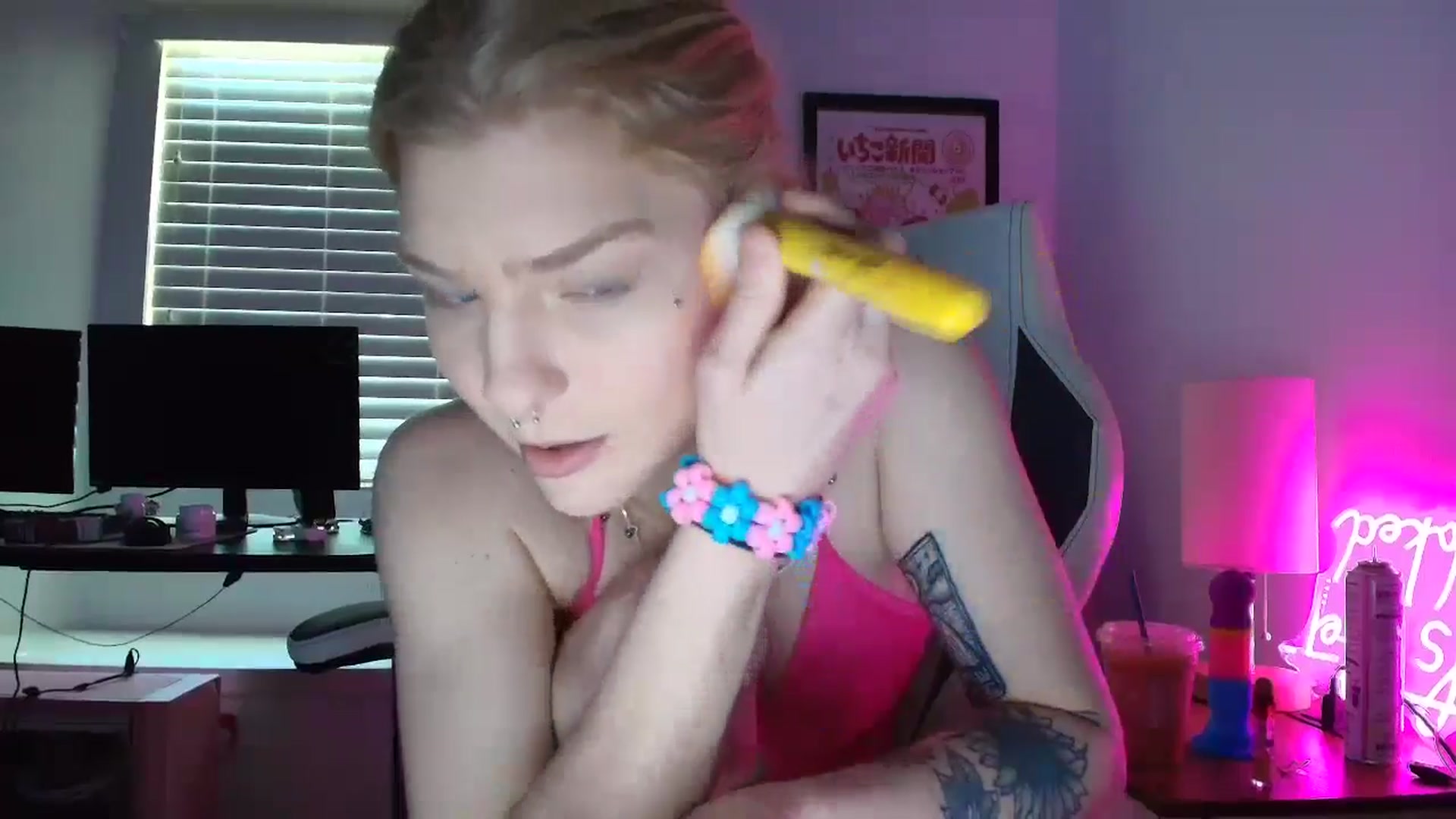 Gallery image thumbnail from DuckChan0's myfreecams stream on, 04/17/2025, 14:06 image 2 of 20
