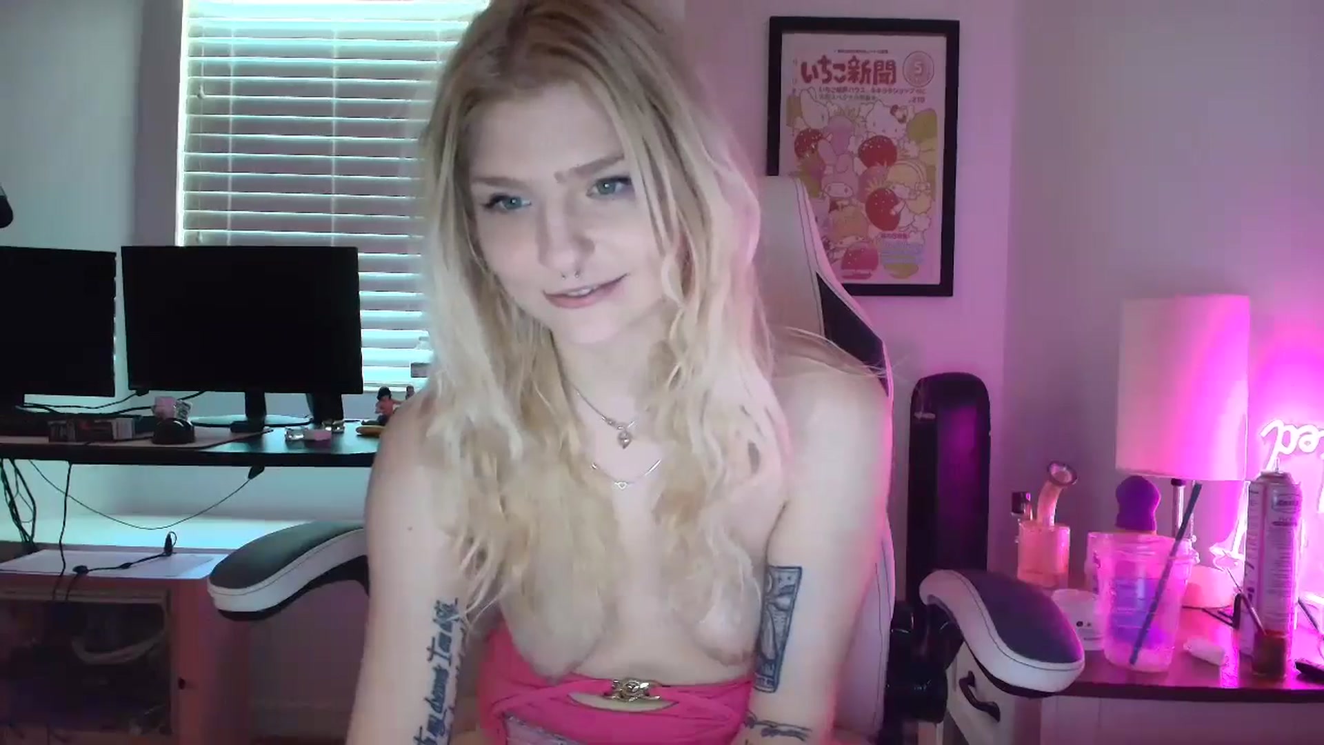 Gallery image thumbnail from DuckChan0's myfreecams stream on, 04/17/2025, 15:57 image 8 of 20