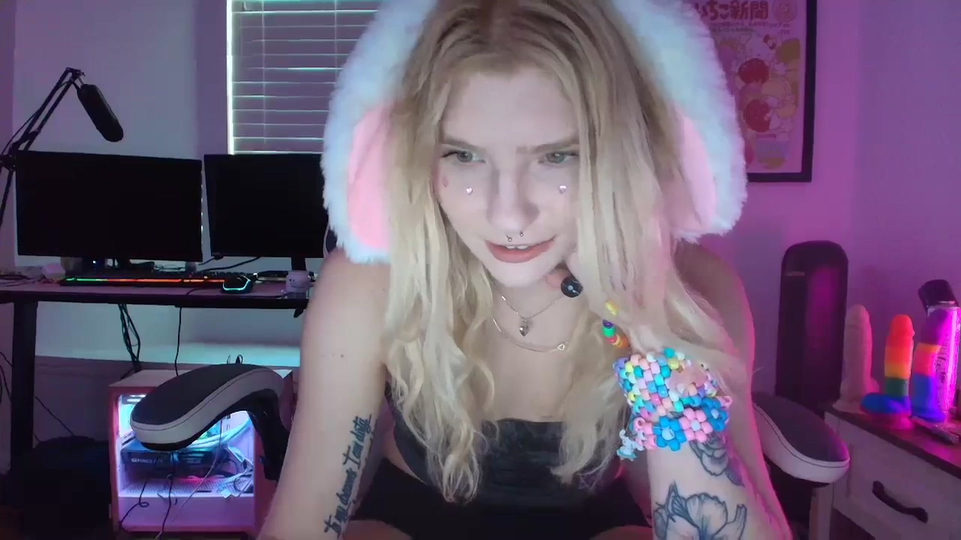 Gallery image thumbnail from DuckChan0's myfreecams stream on, 04/18/2025, 18:29 image 5 of 20