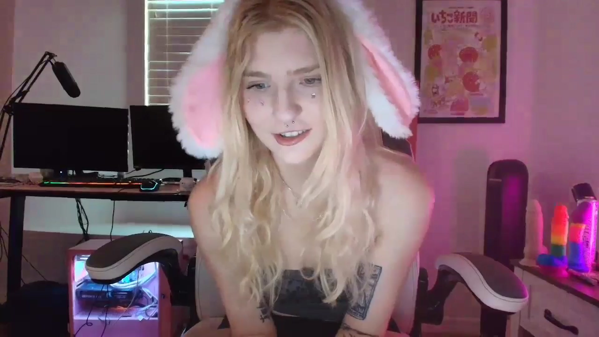 Gallery image thumbnail from DuckChan0's myfreecams stream on, 04/18/2025, 18:29 image 7 of 20