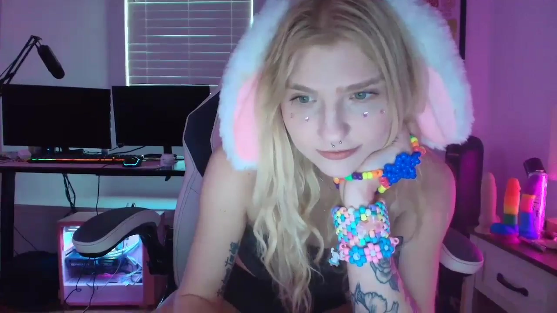Gallery image thumbnail from DuckChan0's myfreecams stream on, 04/18/2025, 18:29 image 4 of 20