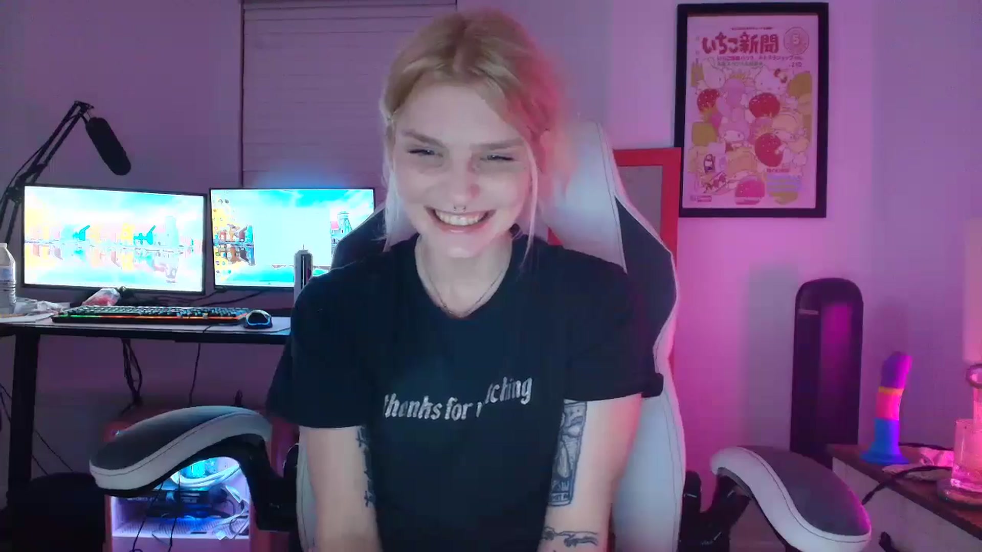 Gallery image thumbnail from DuckChan0's myfreecams stream on, 04/19/2025, 02:28 image 10 of 20