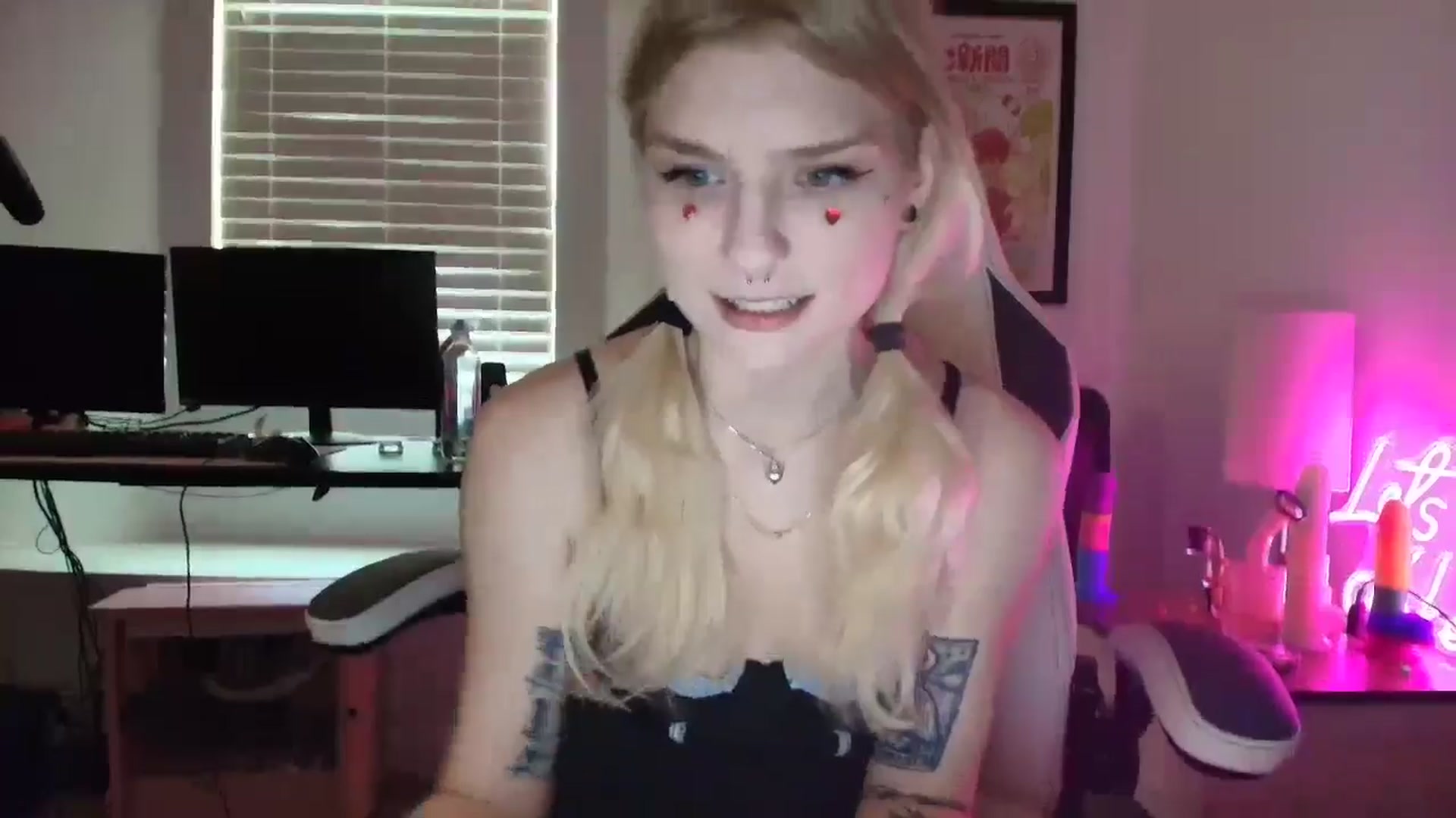 Gallery image thumbnail from DuckChan0's myfreecams stream on, 04/19/2025, 18:27 image 15 of 20