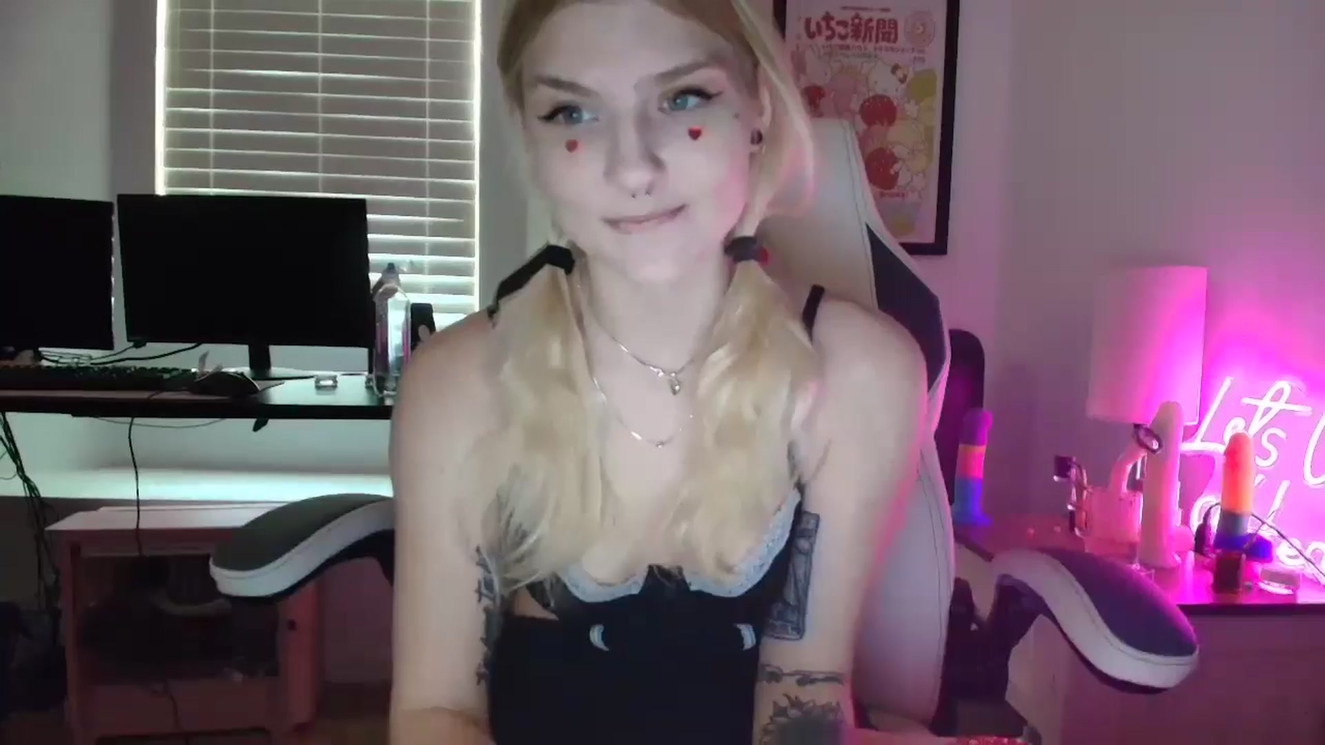 Gallery image thumbnail from DuckChan0's myfreecams stream on, 04/19/2025, 18:27 image 17 of 20