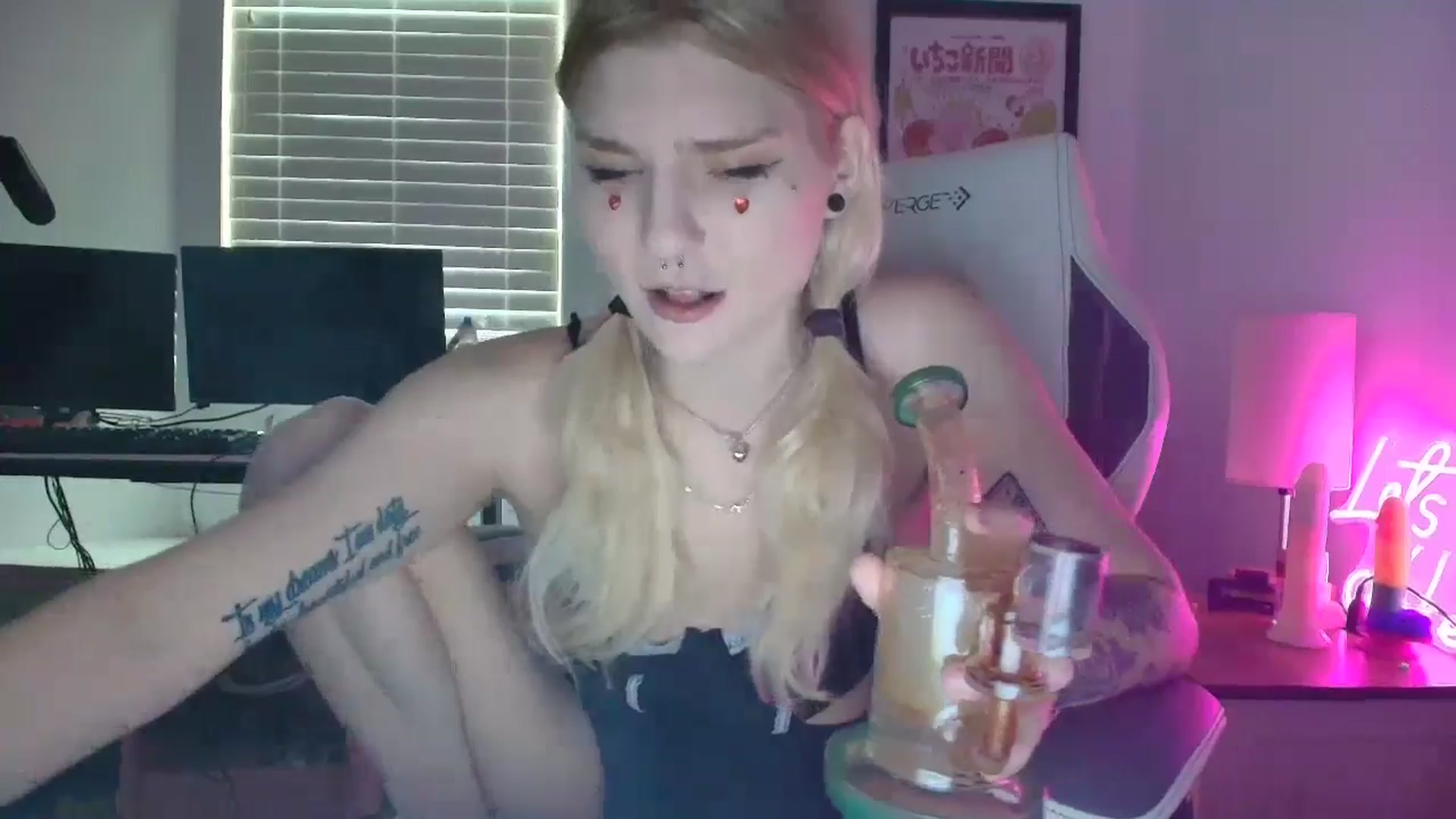 Gallery image thumbnail from DuckChan0's myfreecams stream on, 04/19/2025, 18:27 image 12 of 20