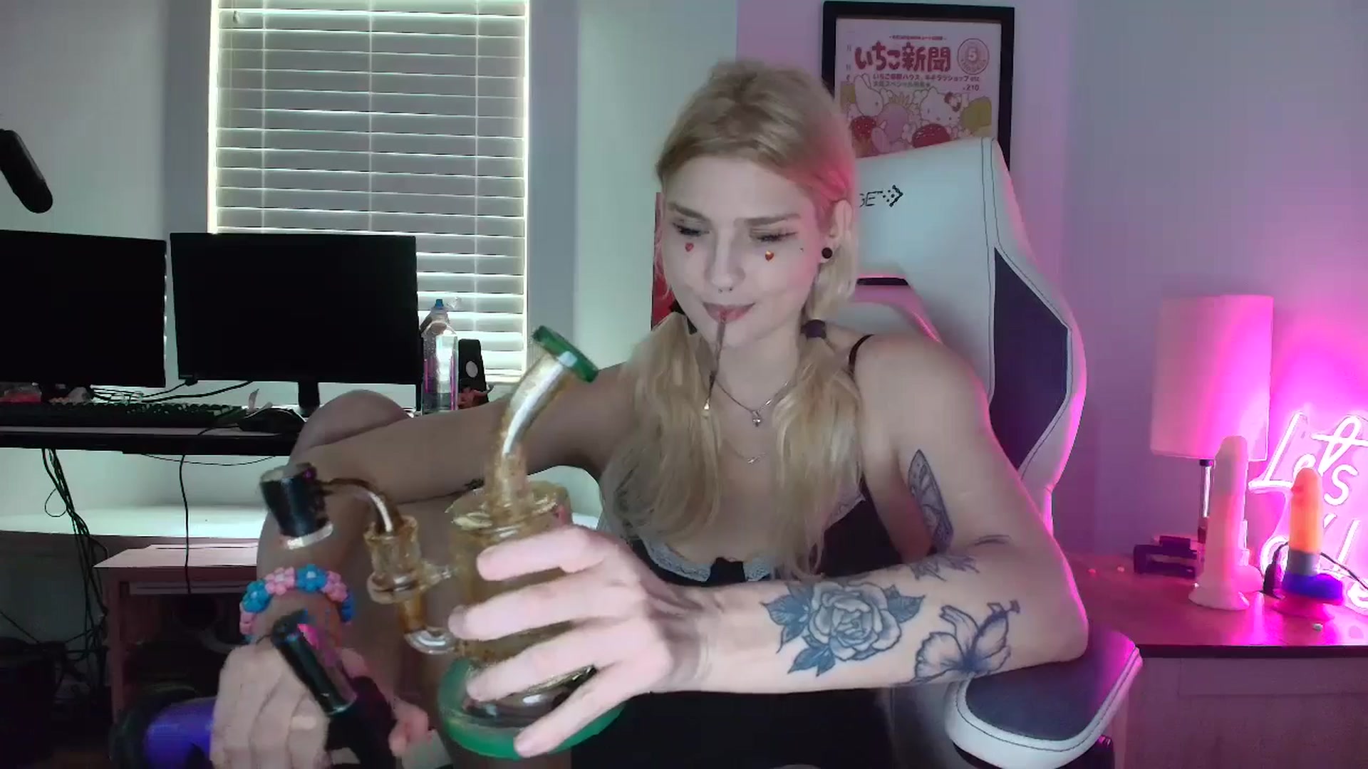 Gallery image thumbnail from DuckChan0's myfreecams stream on, 04/19/2025, 18:27 image 11 of 20