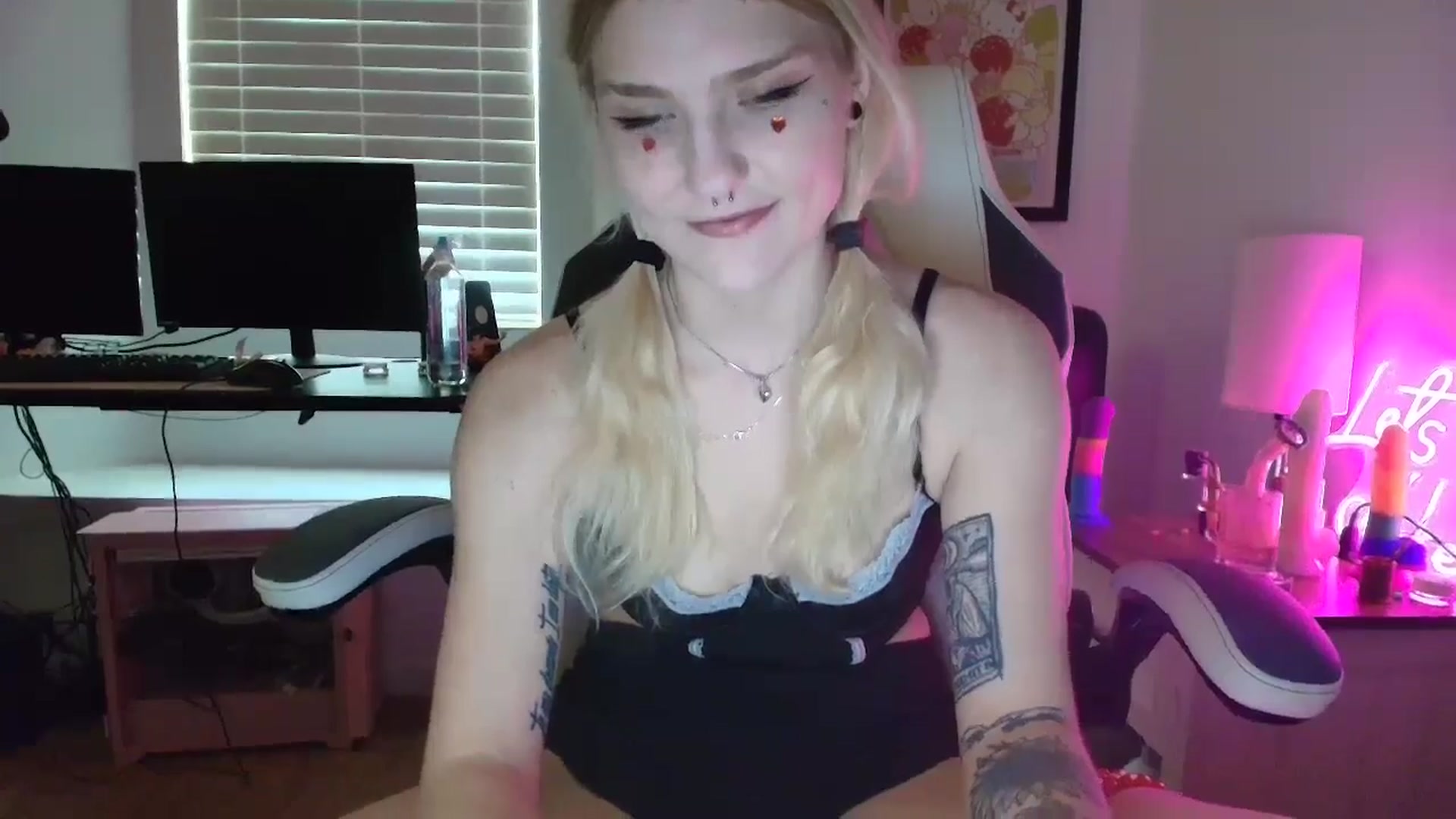 Gallery image thumbnail from DuckChan0's myfreecams stream on, 04/19/2025, 18:27 image 19 of 20