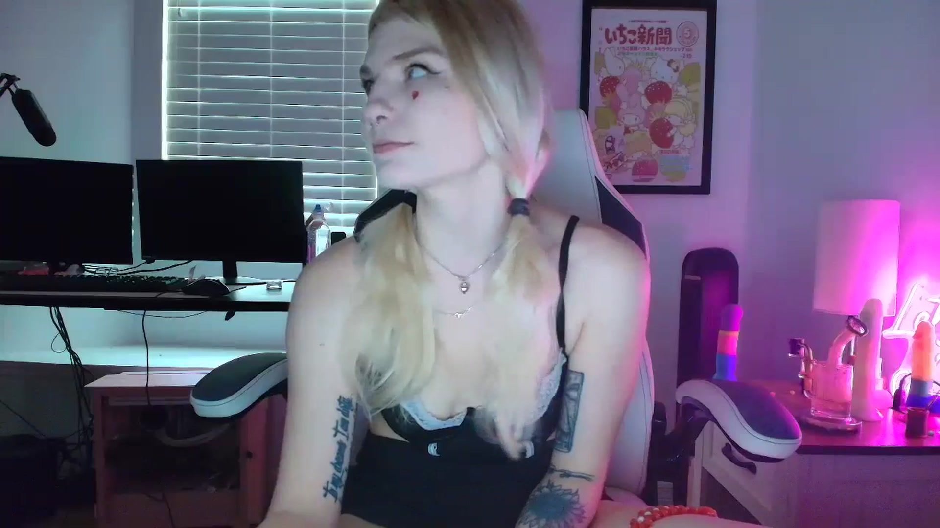 Gallery image thumbnail from DuckChan0's myfreecams stream on, 04/19/2025, 18:27 image 20 of 20