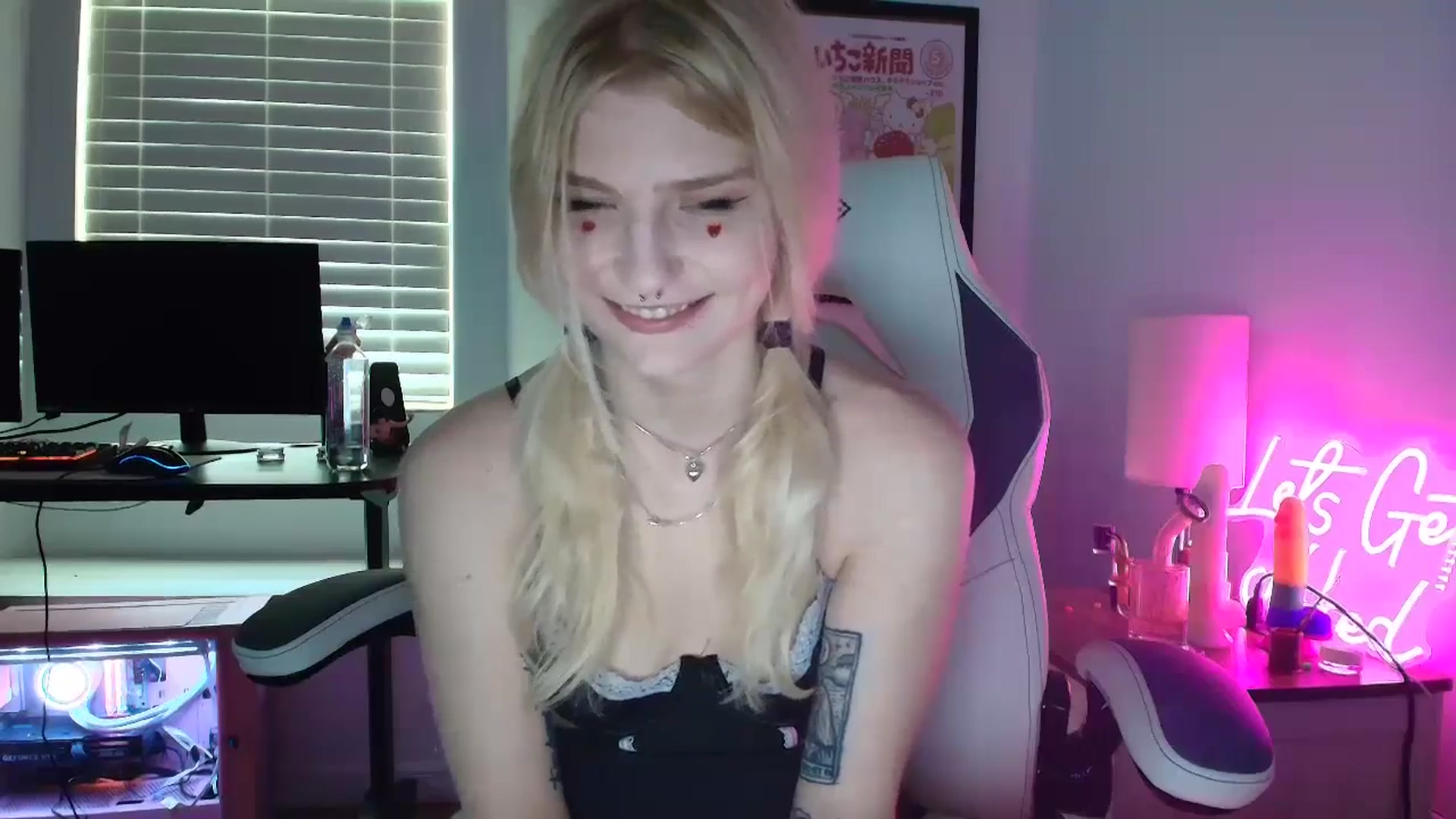 Gallery image thumbnail from DuckChan0's myfreecams stream on, 04/19/2025, 19:20 image 8 of 20