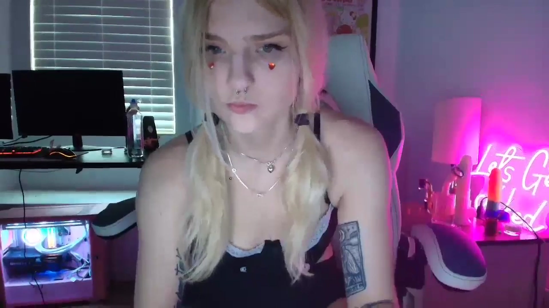 Gallery image thumbnail from DuckChan0's myfreecams stream on, 04/19/2025, 19:20 image 9 of 20
