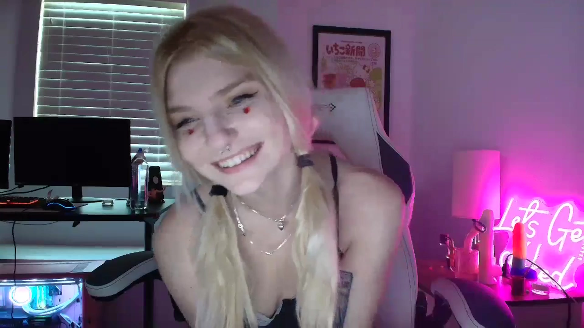 Gallery image thumbnail from DuckChan0's myfreecams stream on, 04/19/2025, 19:20 image 10 of 20
