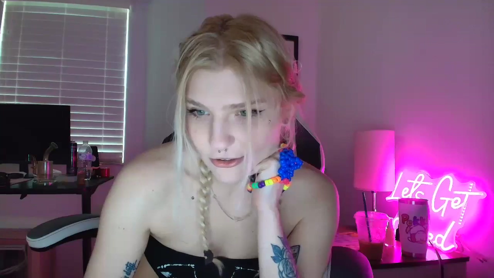Gallery image thumbnail from DuckChan0's myfreecams stream on, 04/21/2025, 13:40 image 12 of 20