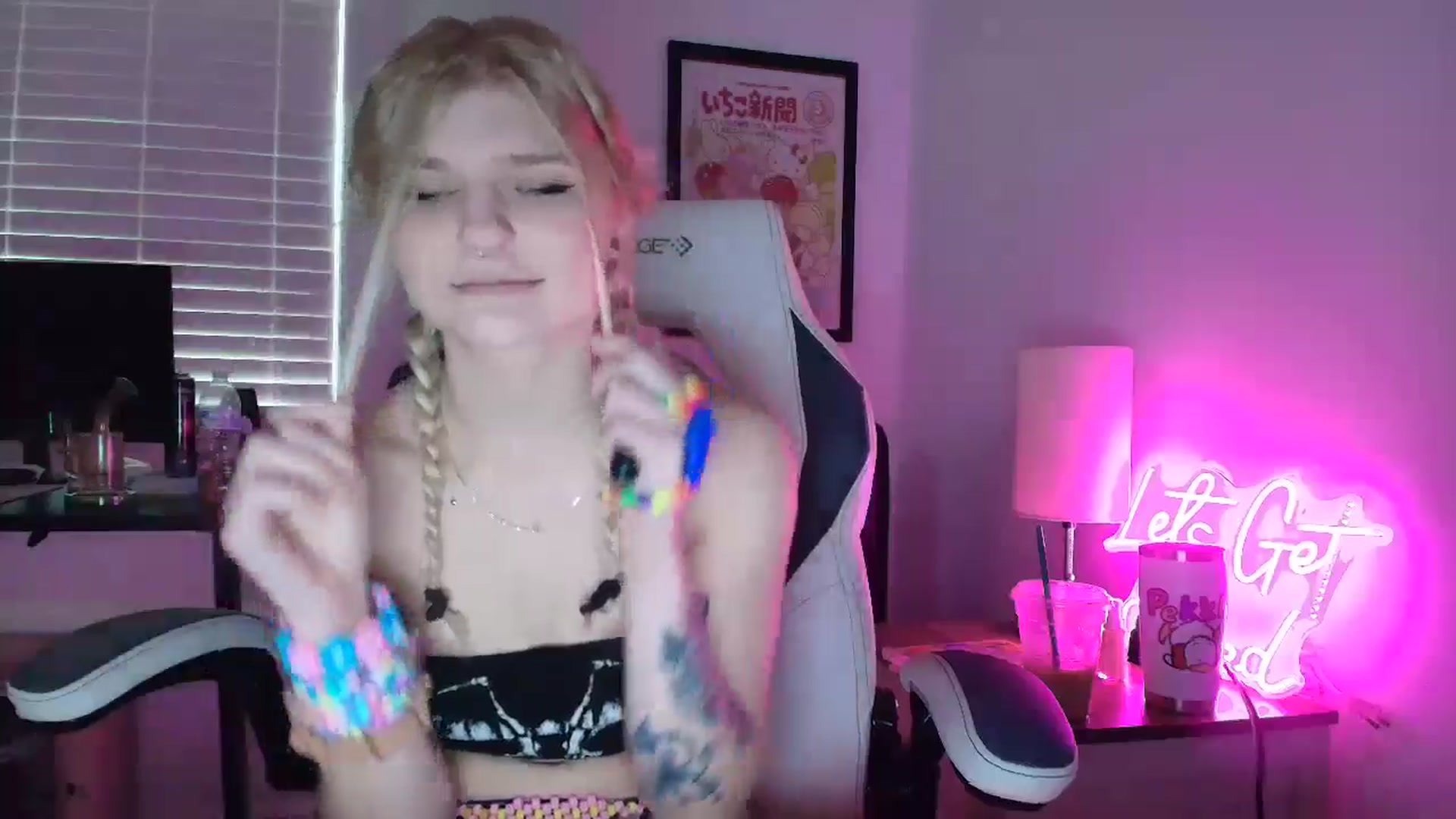 Gallery image thumbnail from DuckChan0's myfreecams stream on, 04/21/2025, 13:40 image 13 of 20