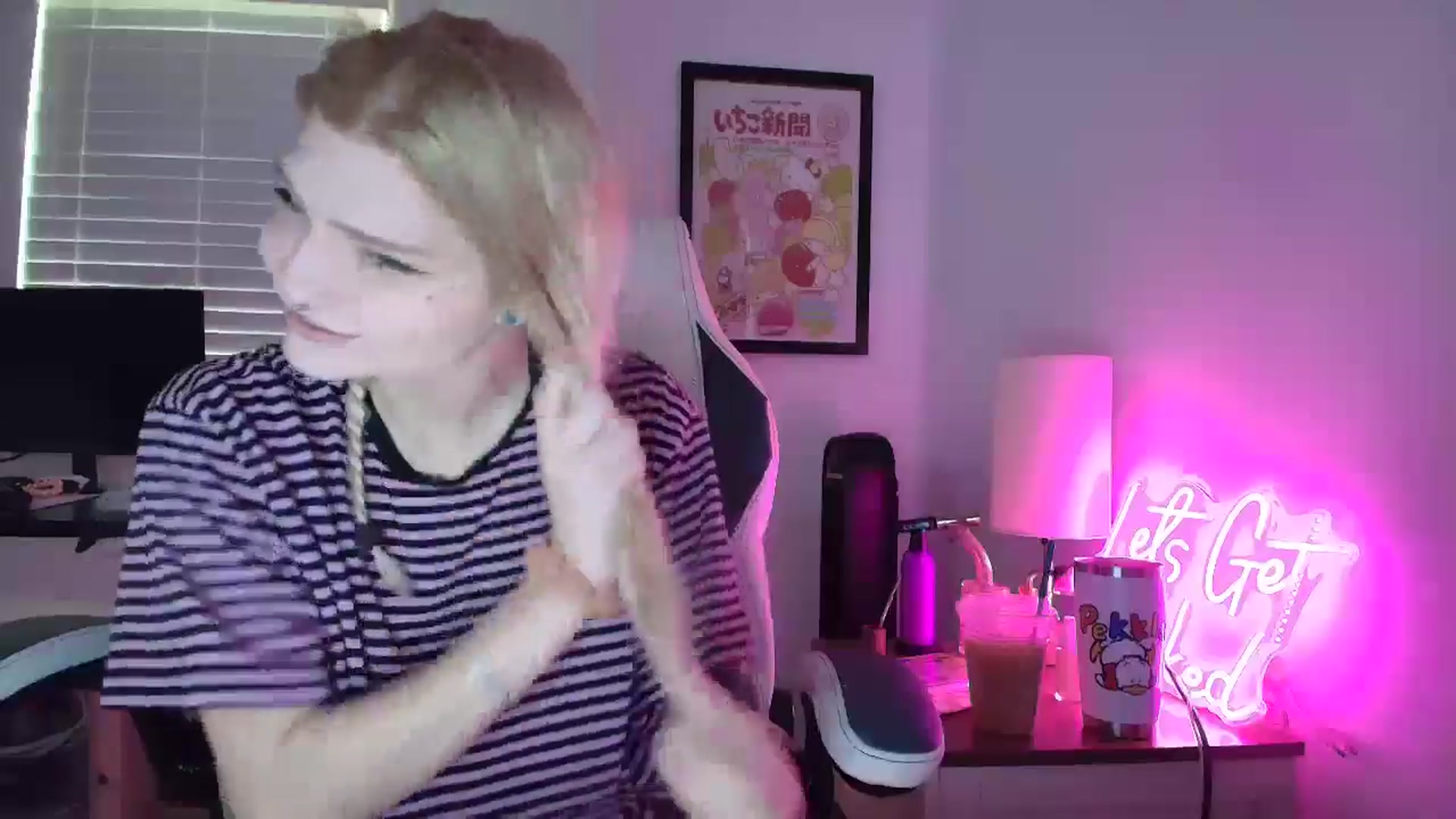 Gallery image thumbnail from DuckChan0's myfreecams stream on, 04/21/2025, 13:40 image 4 of 20