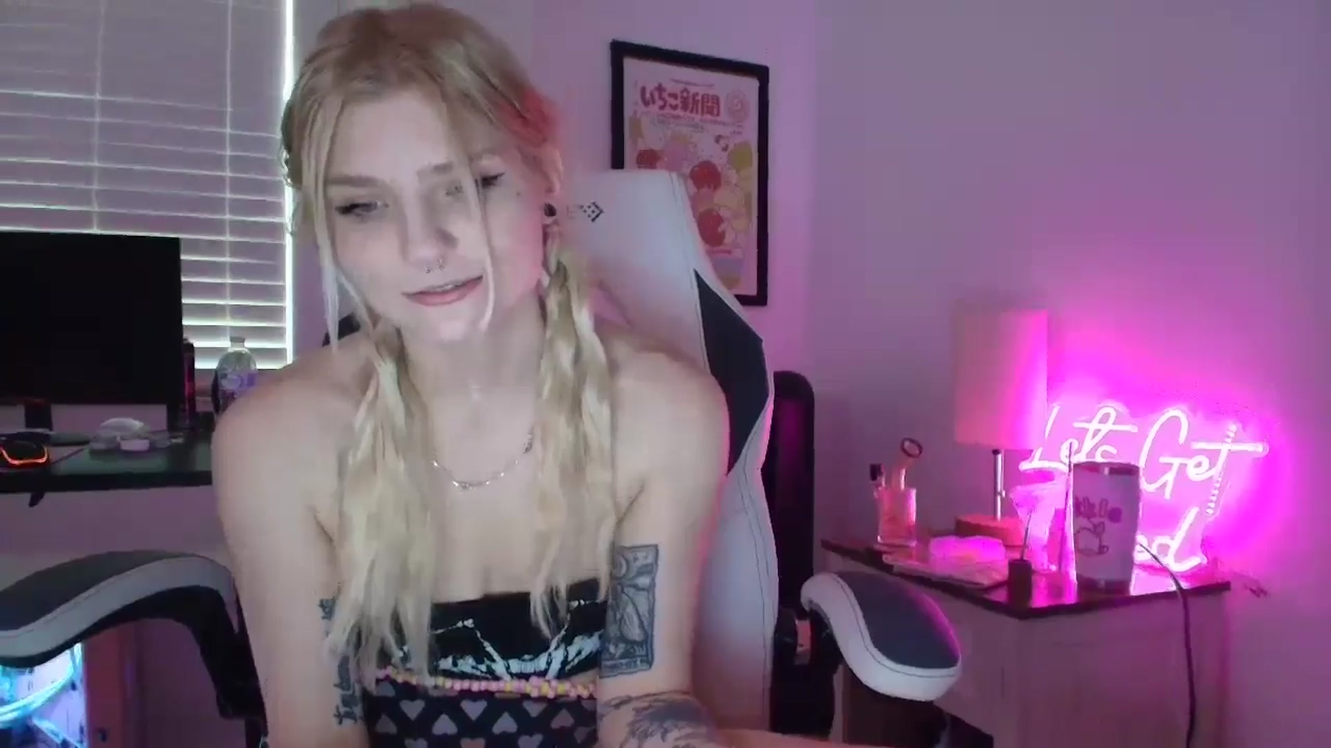 Gallery image thumbnail from DuckChan0's myfreecams stream on, 04/21/2025, 15:47 image 6 of 20