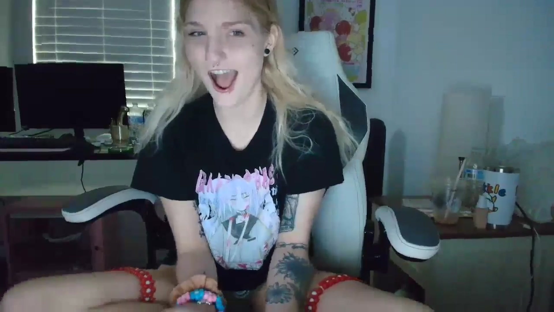 Gallery image thumbnail from DuckChan0's myfreecams stream on, 04/22/2025, 13:58 image 17 of 20