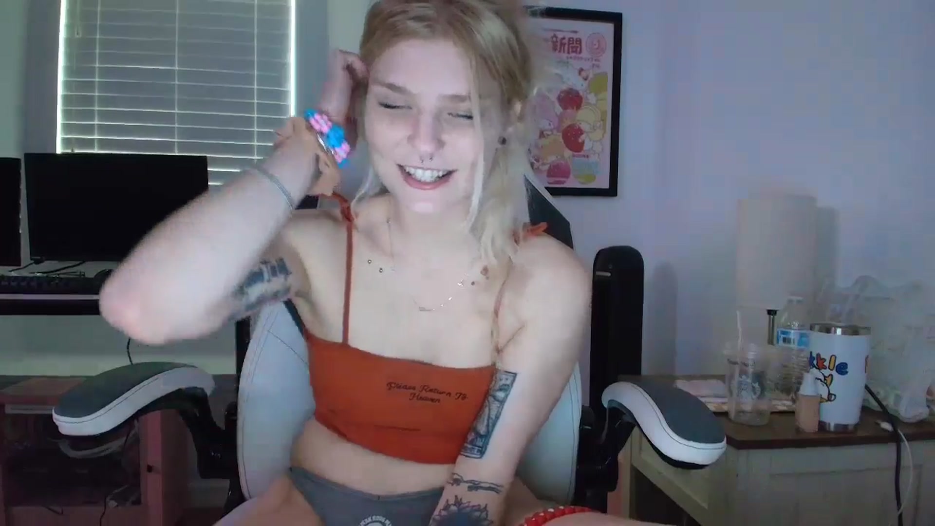 Gallery image thumbnail from DuckChan0's myfreecams stream on, 04/22/2025, 15:41 image 6 of 20