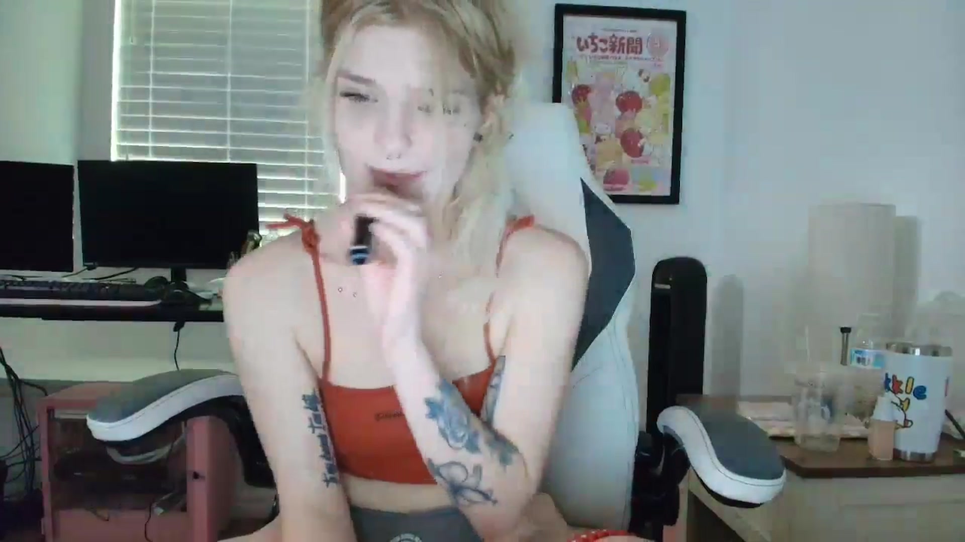 Gallery image thumbnail from DuckChan0's myfreecams stream on, 04/22/2025, 15:41 image 5 of 20
