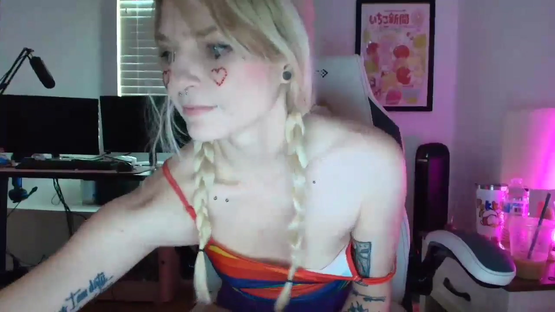 Gallery image thumbnail from DuckChan0's myfreecams stream on, 04/24/2025, 14:45 image 12 of 20
