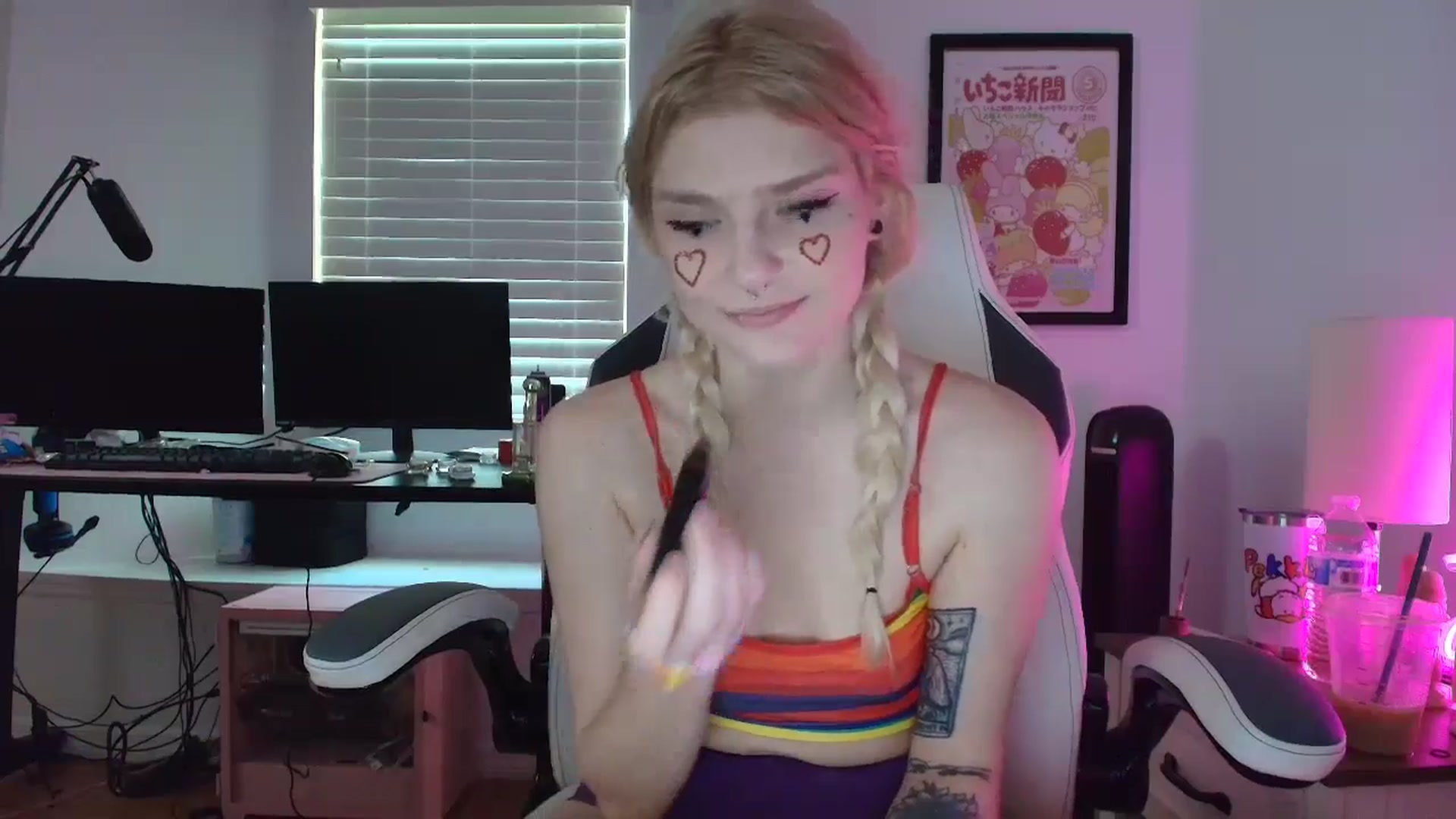 Gallery image thumbnail from DuckChan0's myfreecams stream on, 04/24/2025, 14:45 image 2 of 20