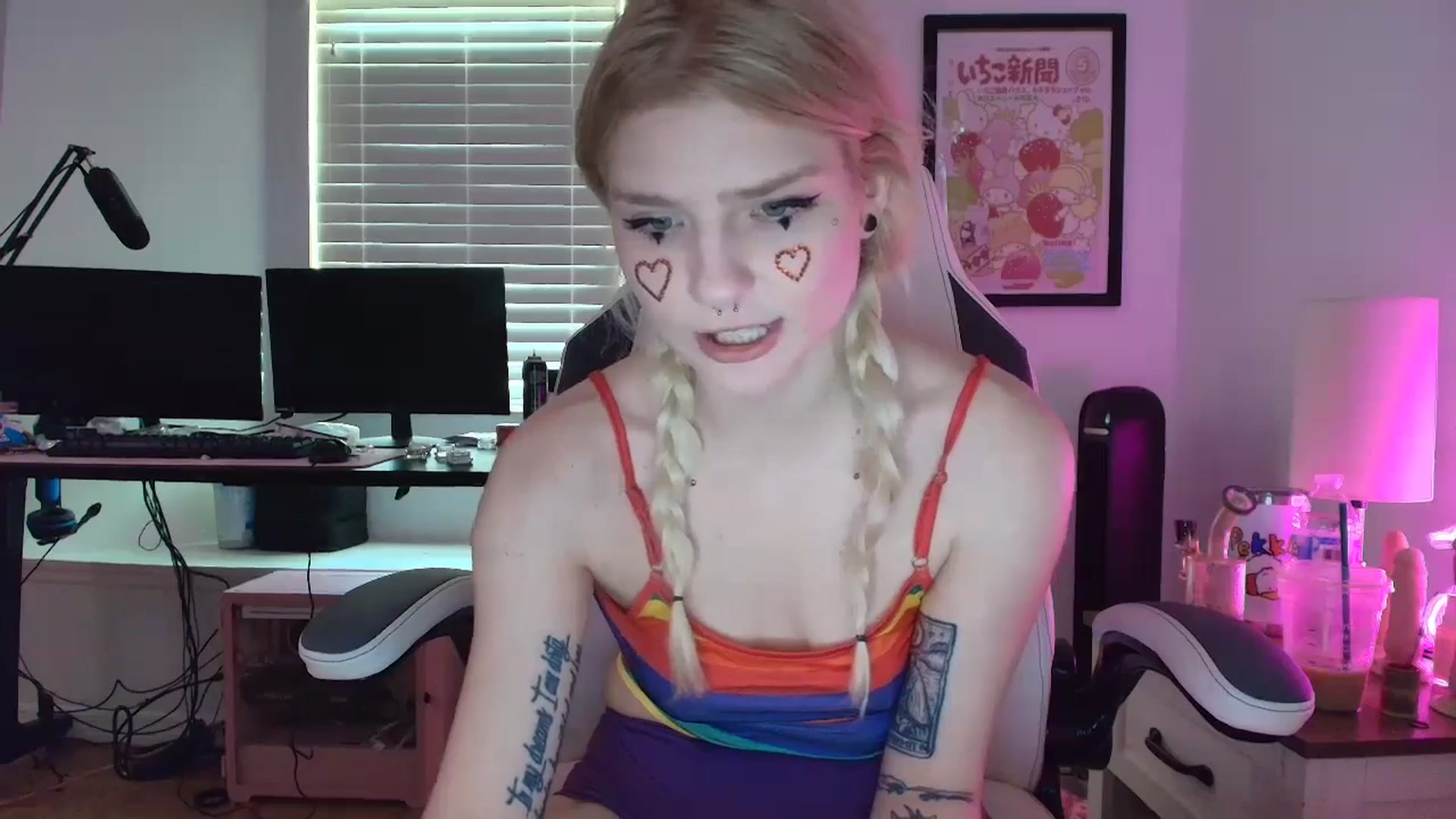 Gallery image thumbnail from DuckChan0's myfreecams stream on, 04/24/2025, 14:45 image 14 of 20
