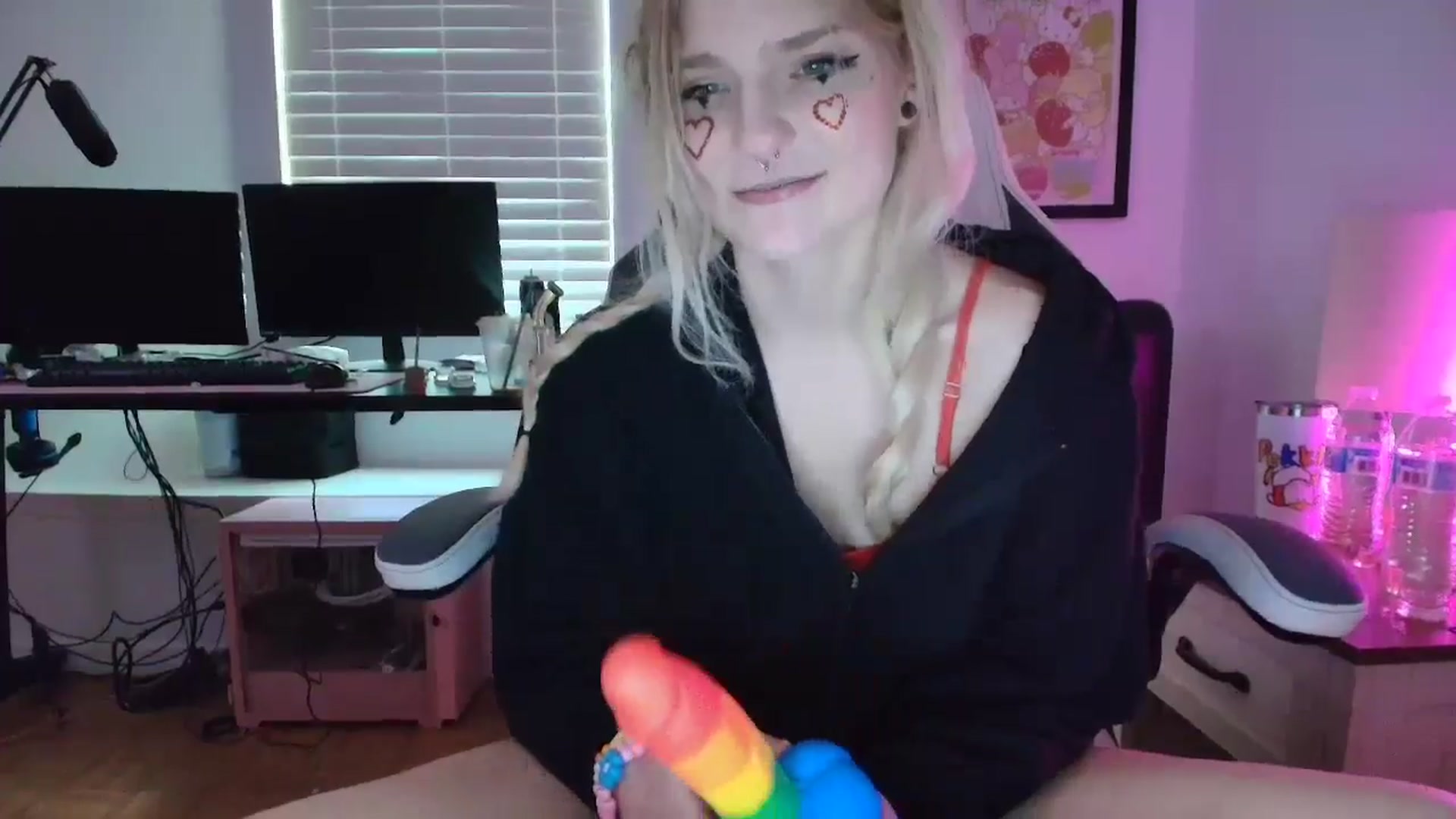 Gallery image thumbnail from DuckChan0's myfreecams stream on, 04/24/2025, 15:48 image 17 of 20