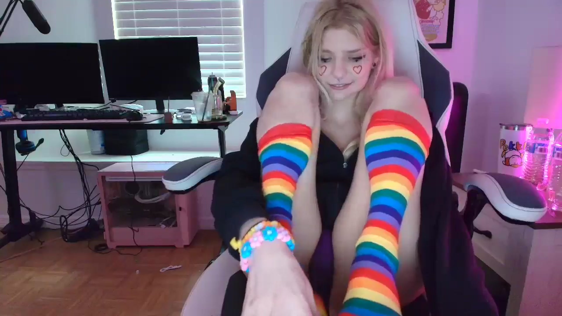 Gallery image thumbnail from DuckChan0's myfreecams stream on, 04/24/2025, 15:48 image 16 of 20