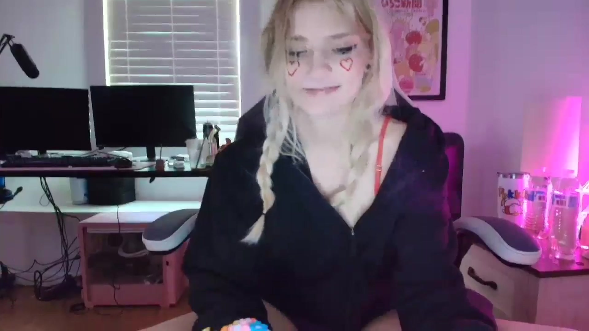 Gallery image thumbnail from DuckChan0's myfreecams stream on, 04/24/2025, 15:48 image 18 of 20